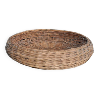 Vintage brown wicker round basket from the 1940s, woven flat, diameter 37 cm.