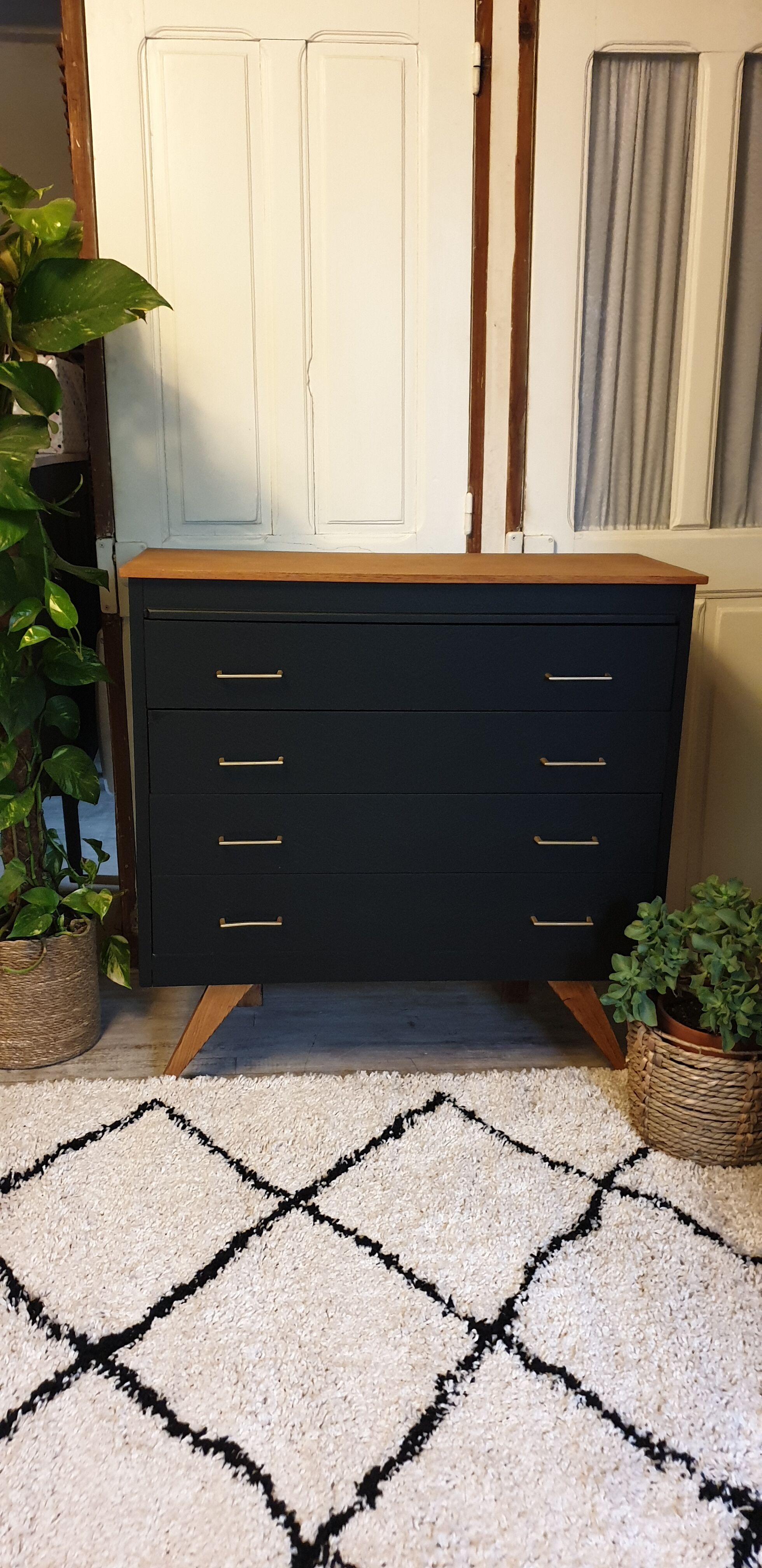 Chest of drawer compass feet