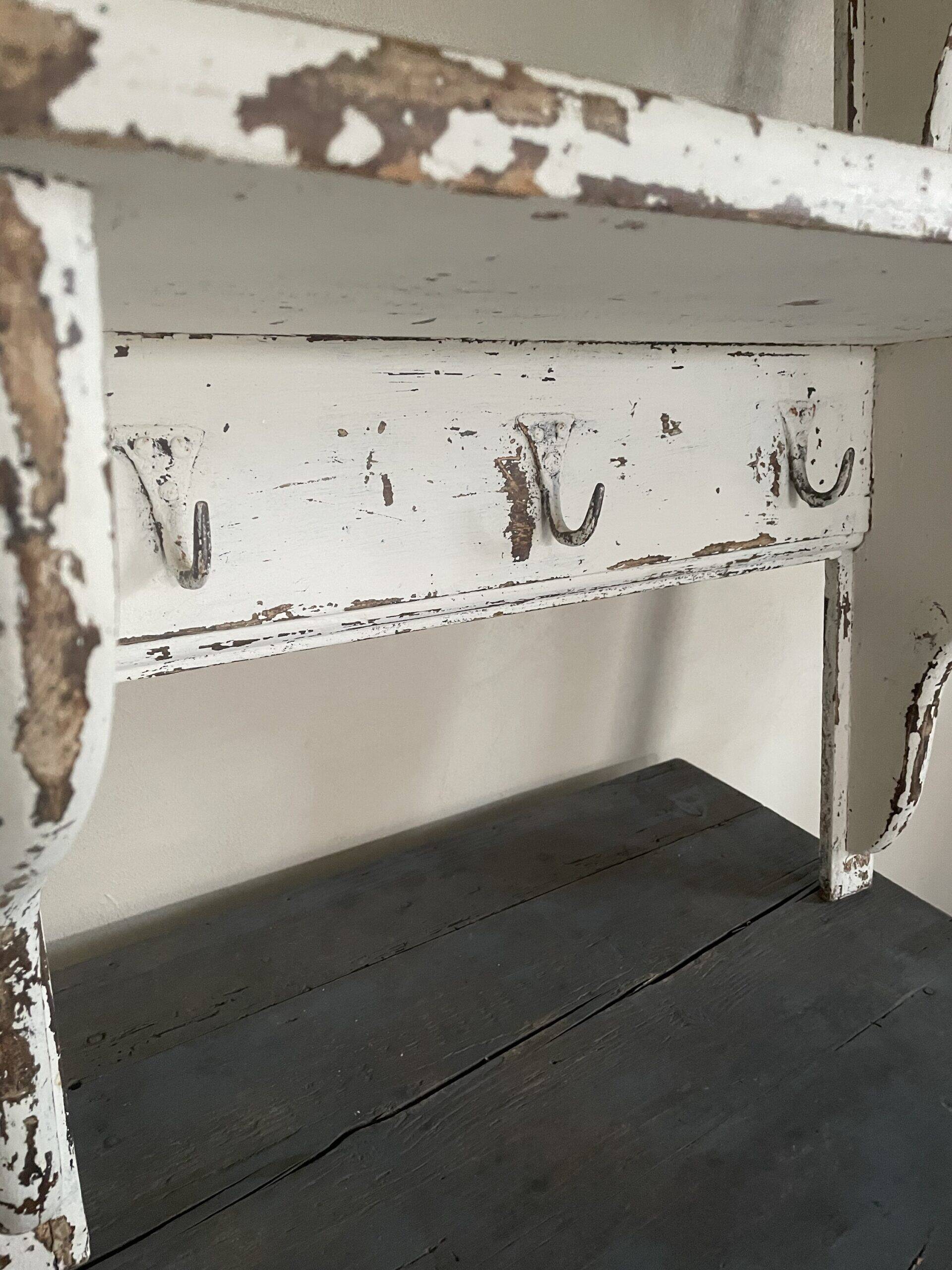 Country chic kitchen shelf