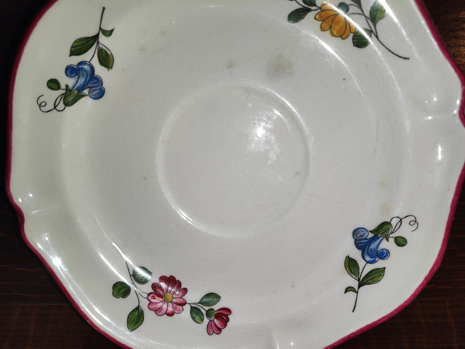 Plate Vieux Saint Amand 1713 with chantournés edges with floral motif
