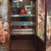 Vitrine style Louis XV en marqueterie de bois nobles