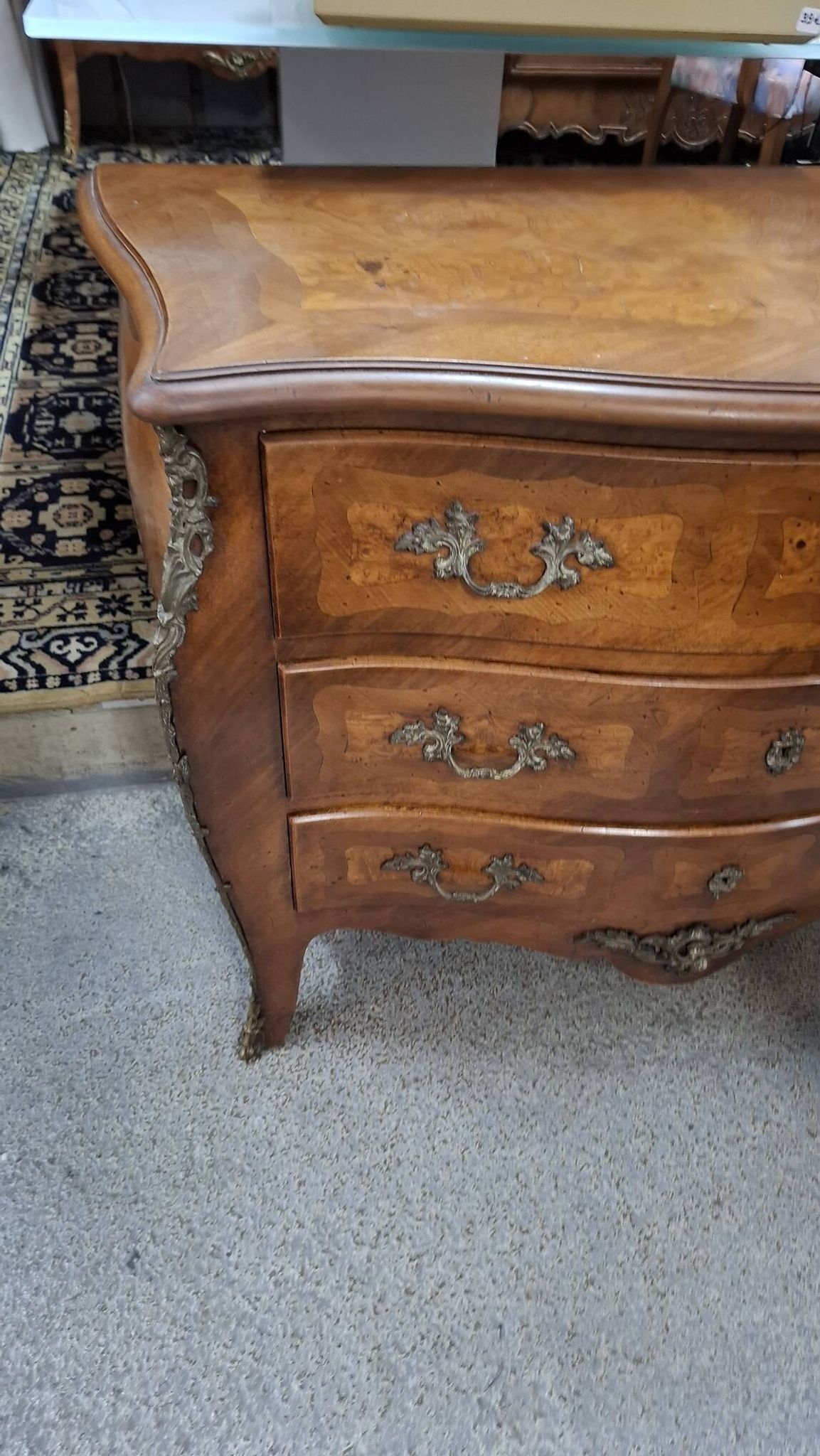 Commode de style louis xv en marqueterieflag