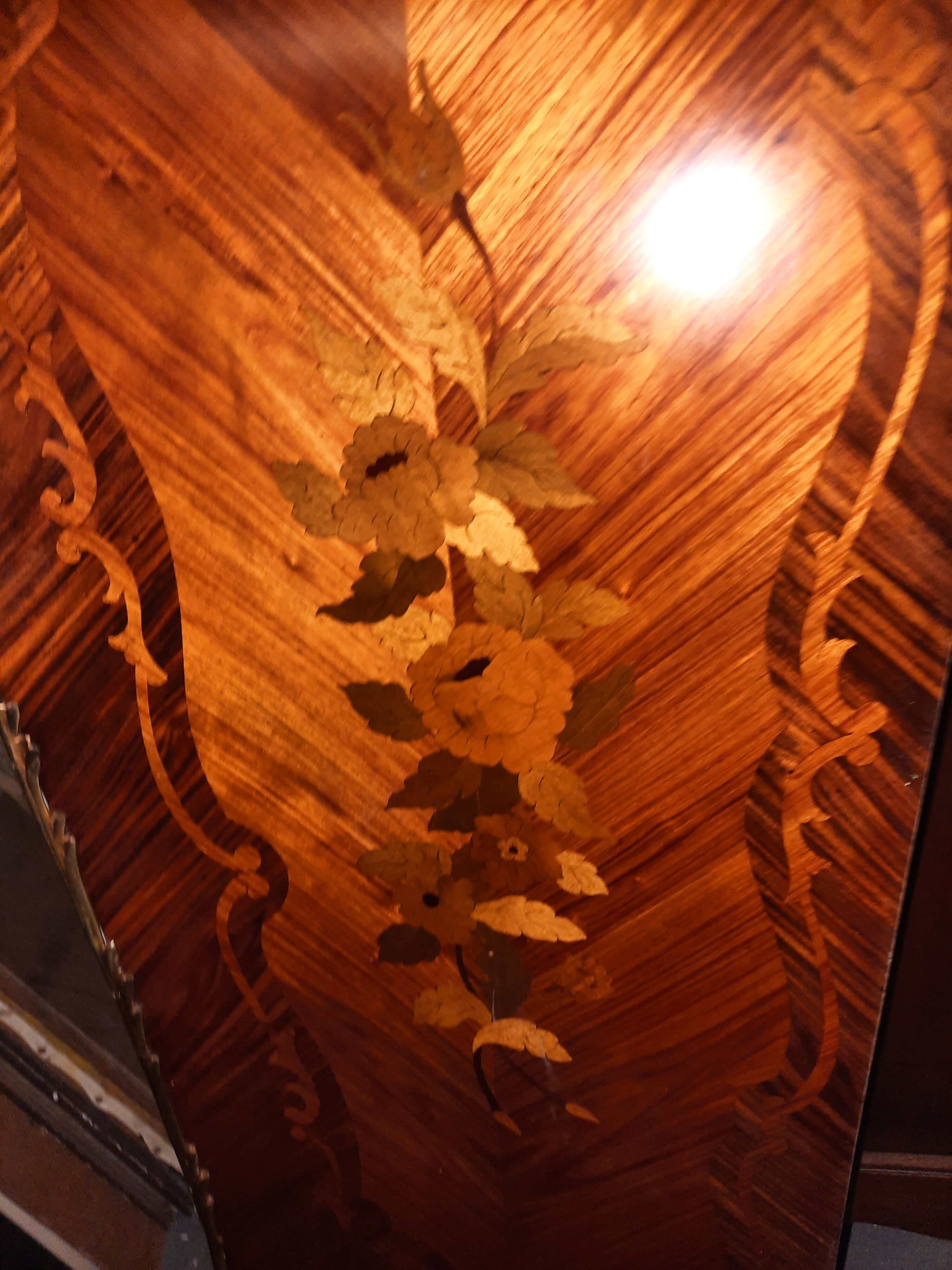 Chiffonnier en marqueterie fleurie de style Louis XV