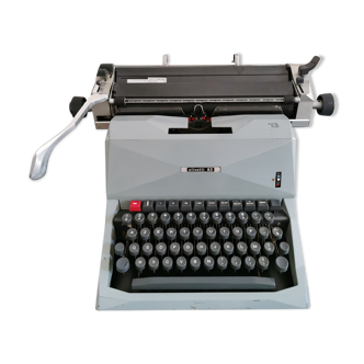 Olivetti 82 typewriter