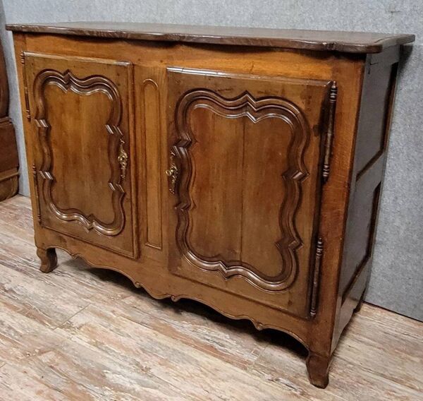 Buffet de style Louis XV en bois fruitier avec éléments ancien du XVIIIeme