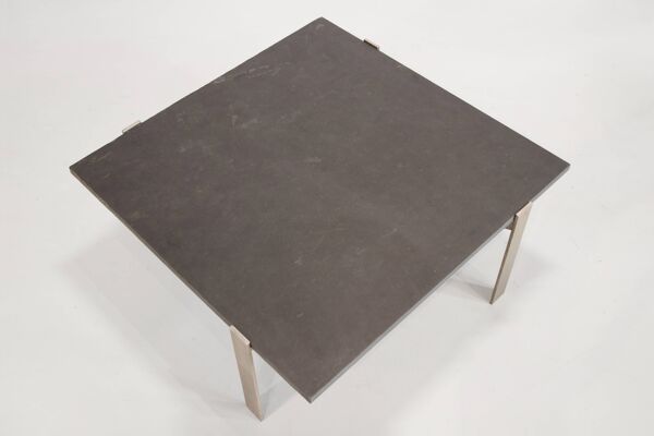 Table basse carrée avec plateau en ardoise conçue par Rob Parry