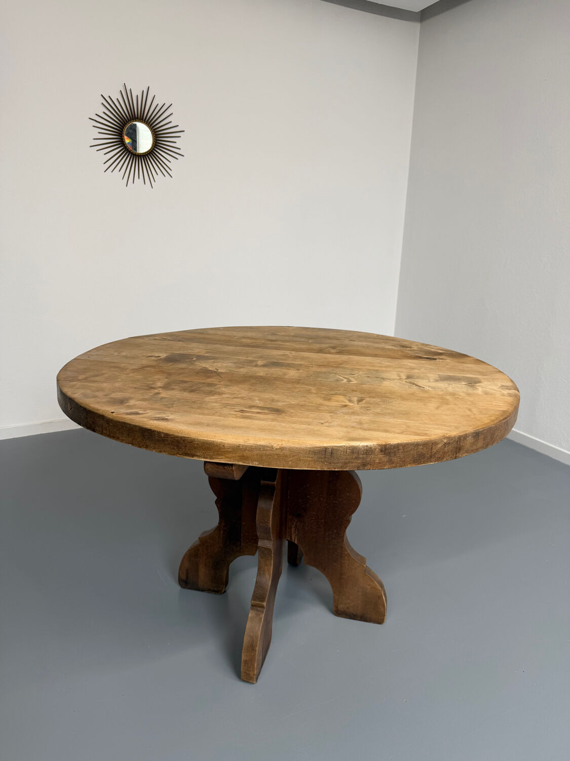 Round table in solid wood, thick top, vintage brutalist style from the 1960s.