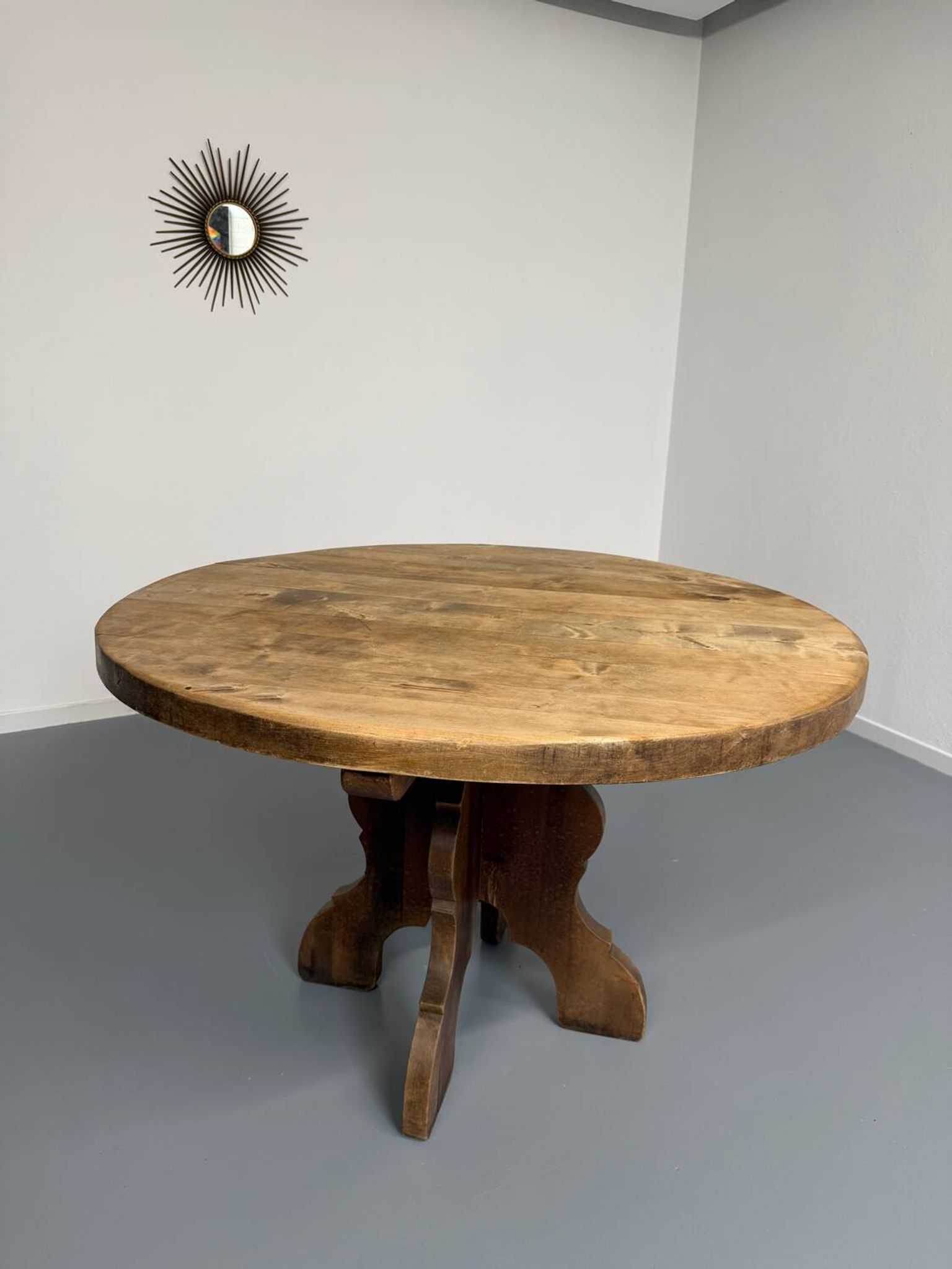 Table ronde en bois massif plateau épais style brutaliste vintage an60