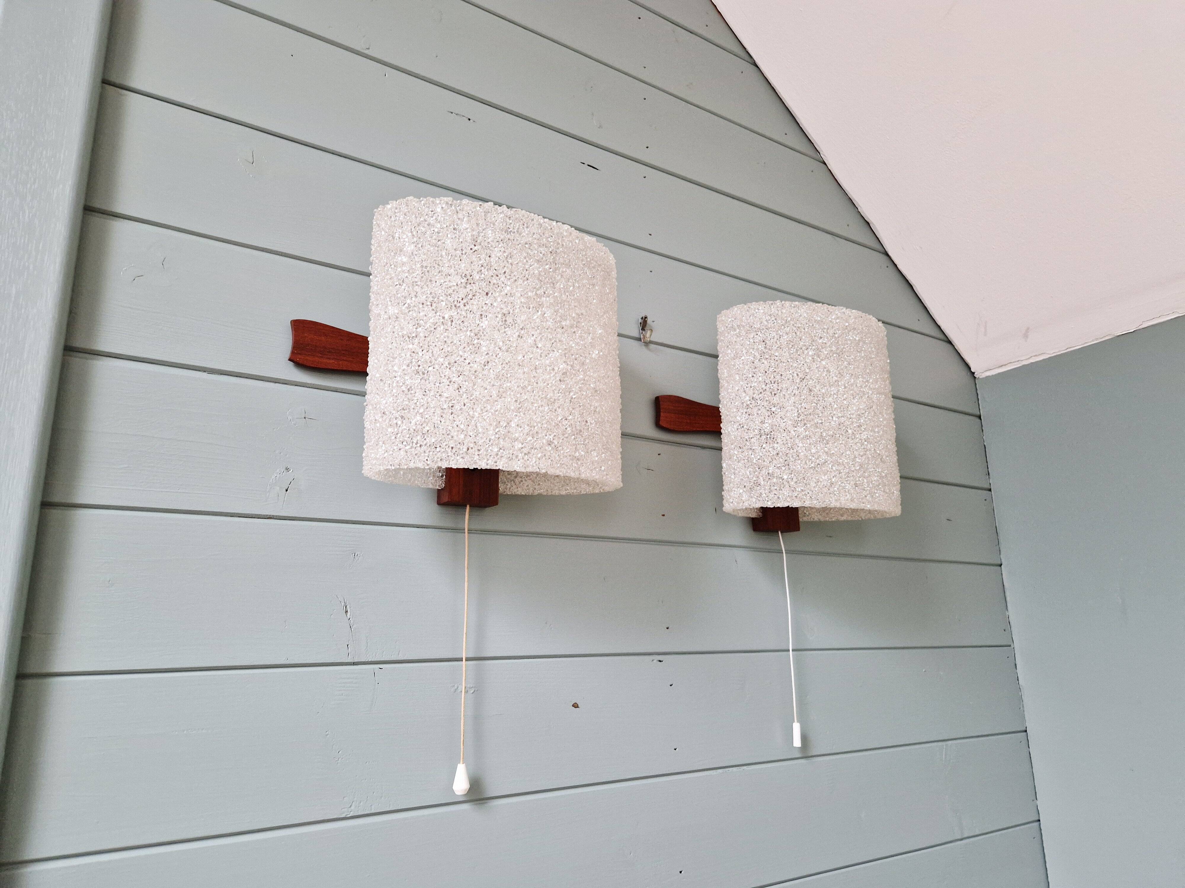 Pair of Scandinavian wall sconces in teak and plastic resin, 1960.