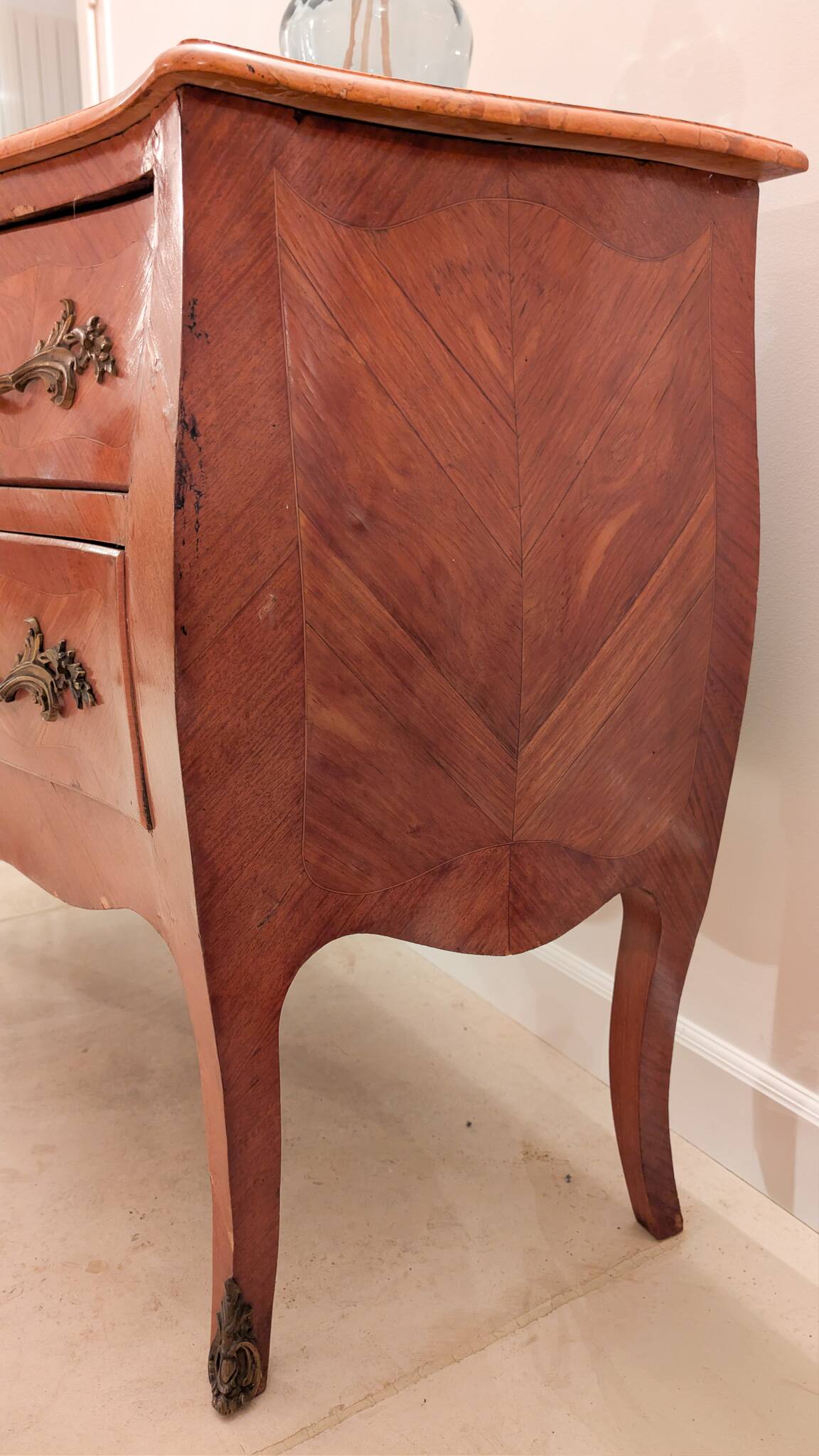 Commode style Louis XV à deux tiroirs avec tablier en marbre rose