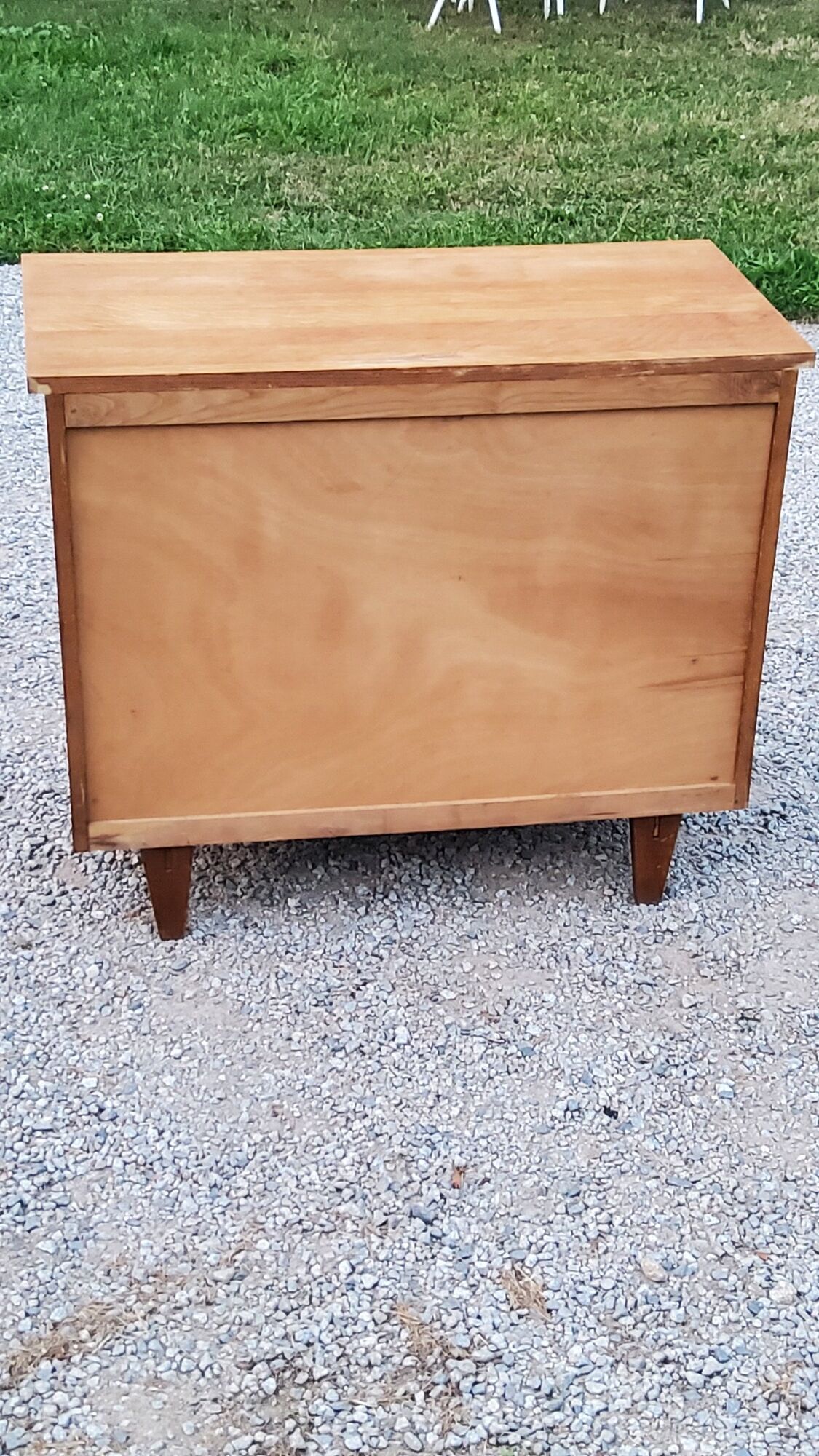 Vintage chest of drawers in golden oak from the 50s with 3 drawers and spindle-legged shelf