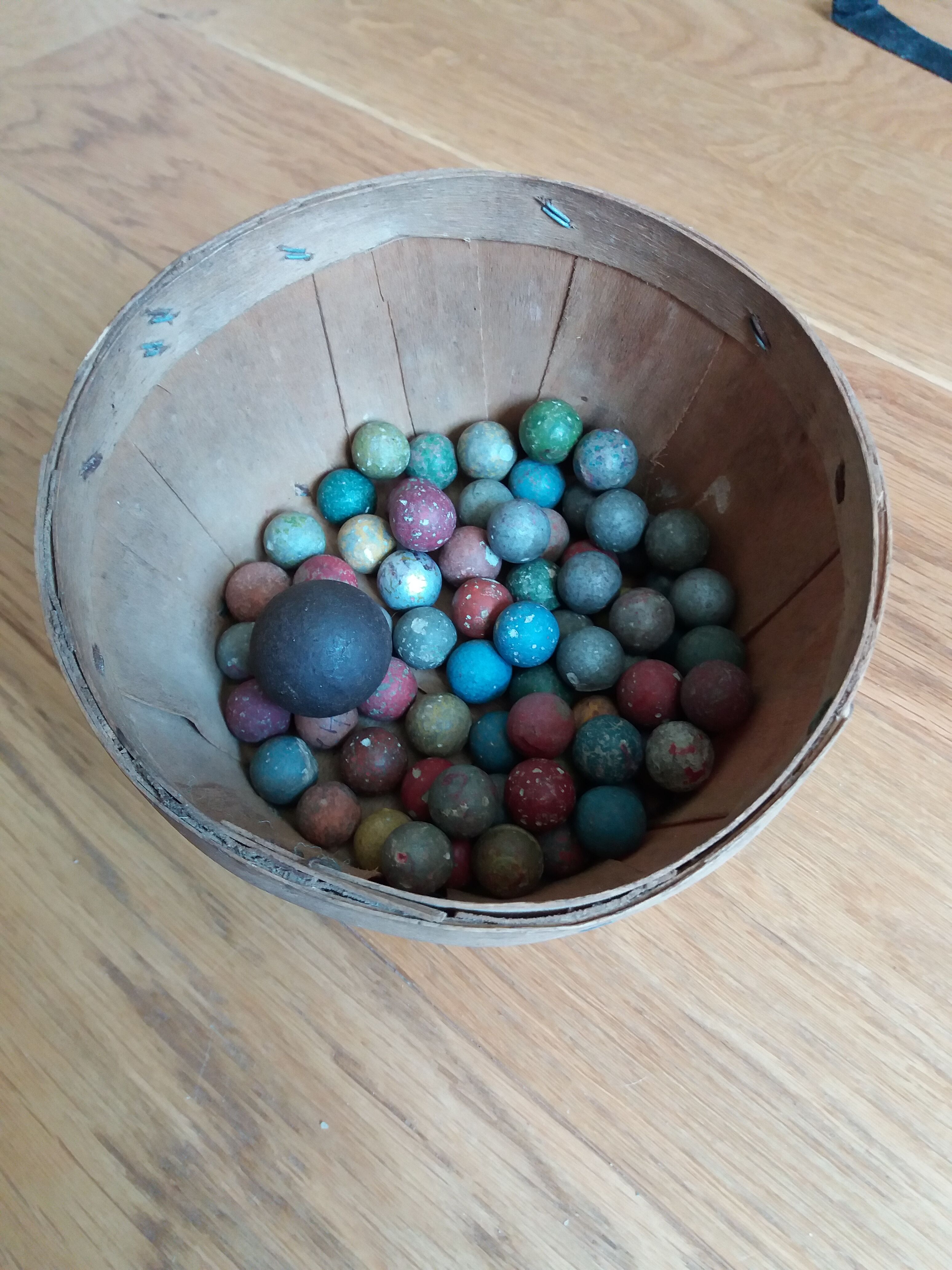 70 terracotta balls and a metal calot