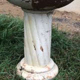 Jardinière en terre cuite sur colonne à motif