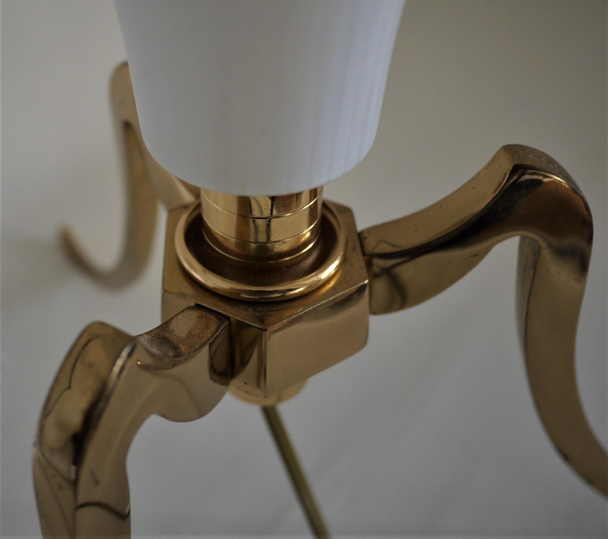 Vintage brass trepied lamp