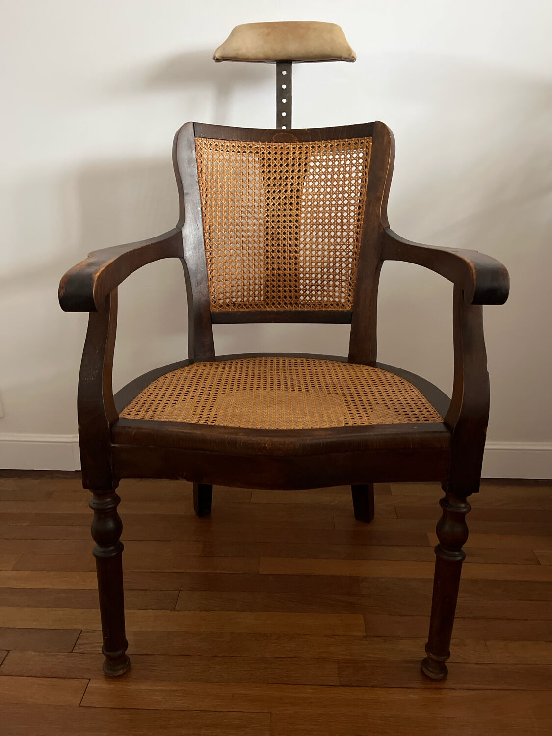 Ancien fauteuil de barbier / coiffeur en cannage