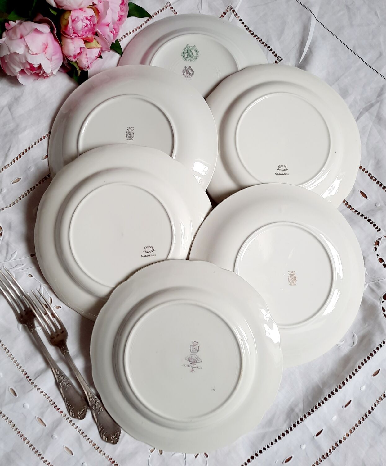 Flat plates mismatched in golden edges