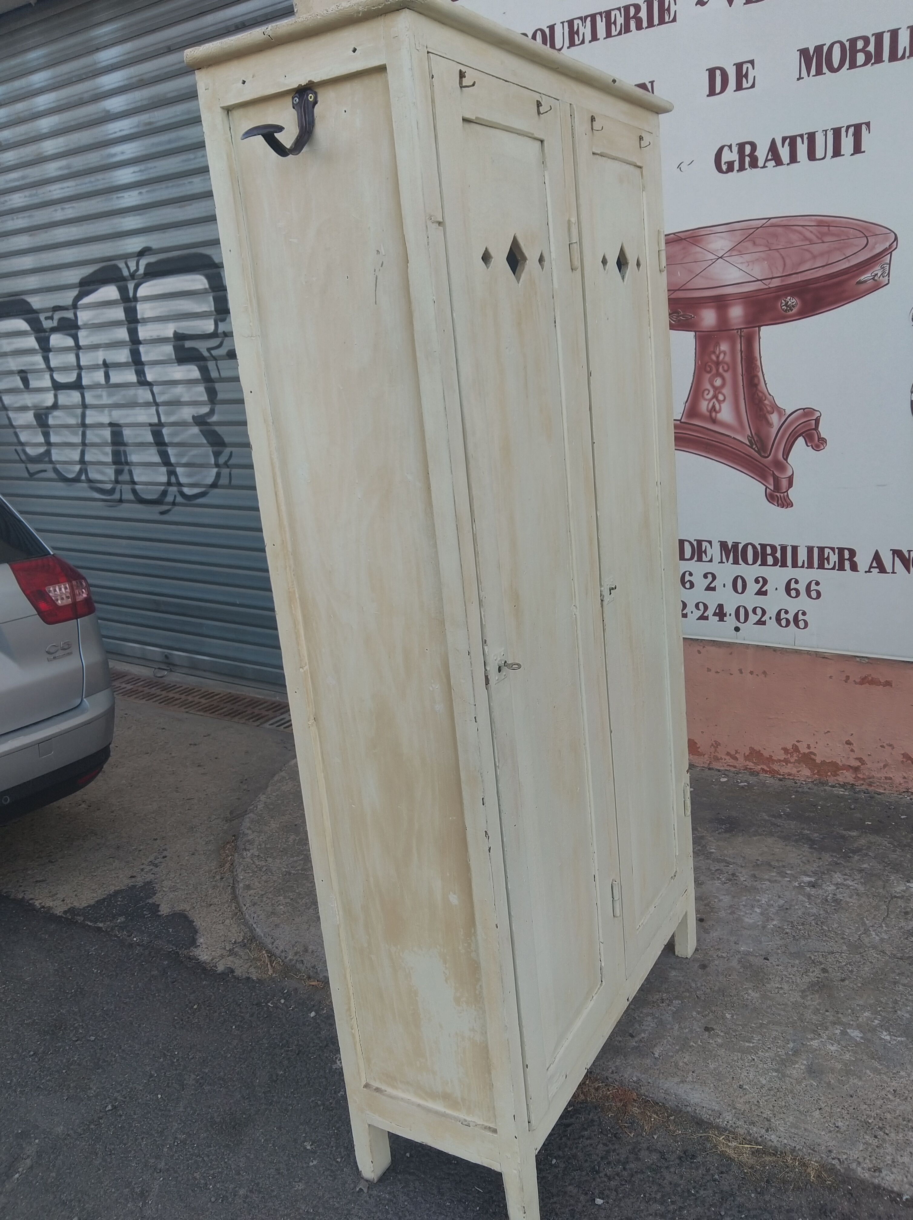 Wooden cloakroom from the late 19th century