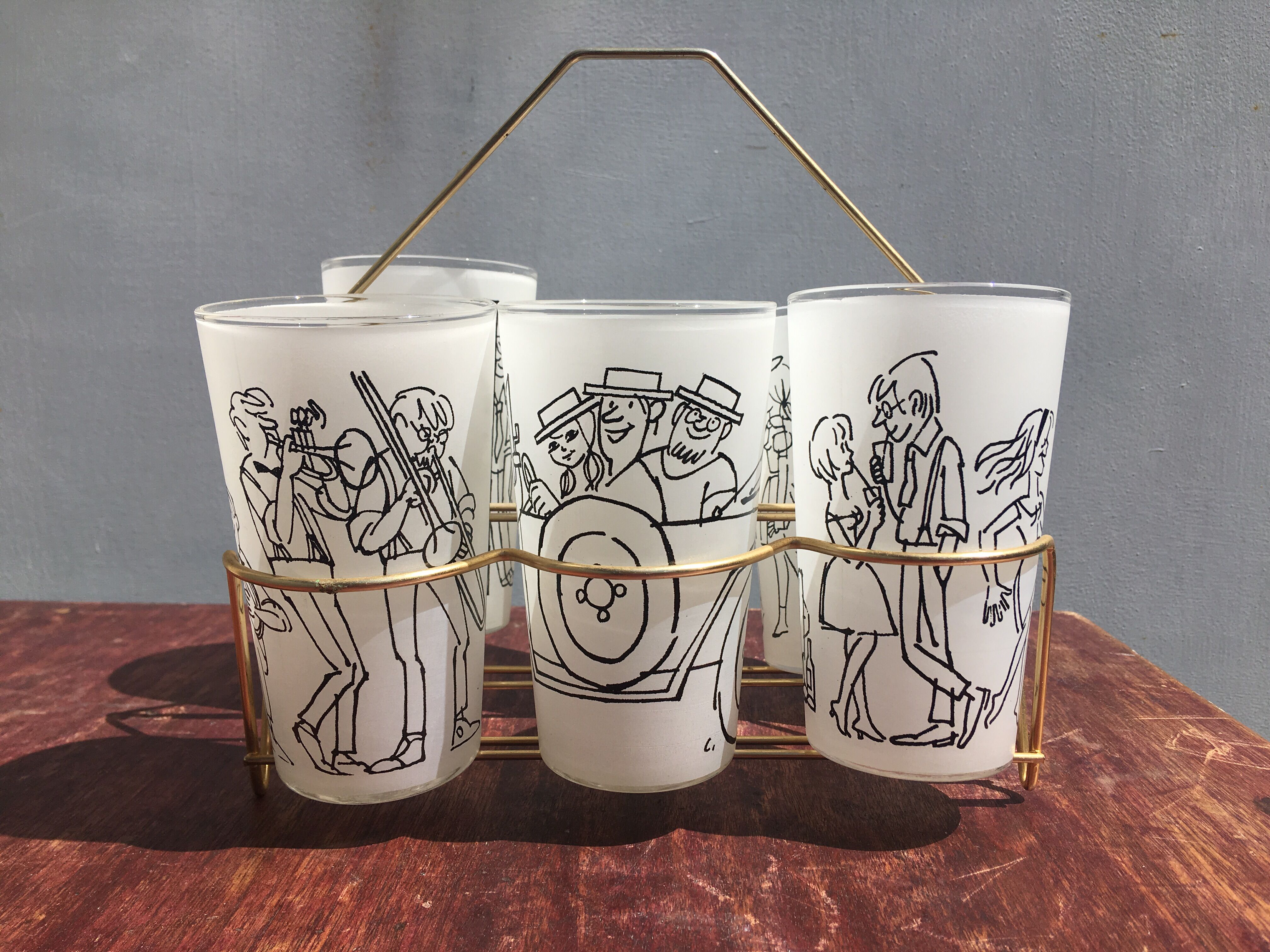 Set of glasses drawn by Cabù