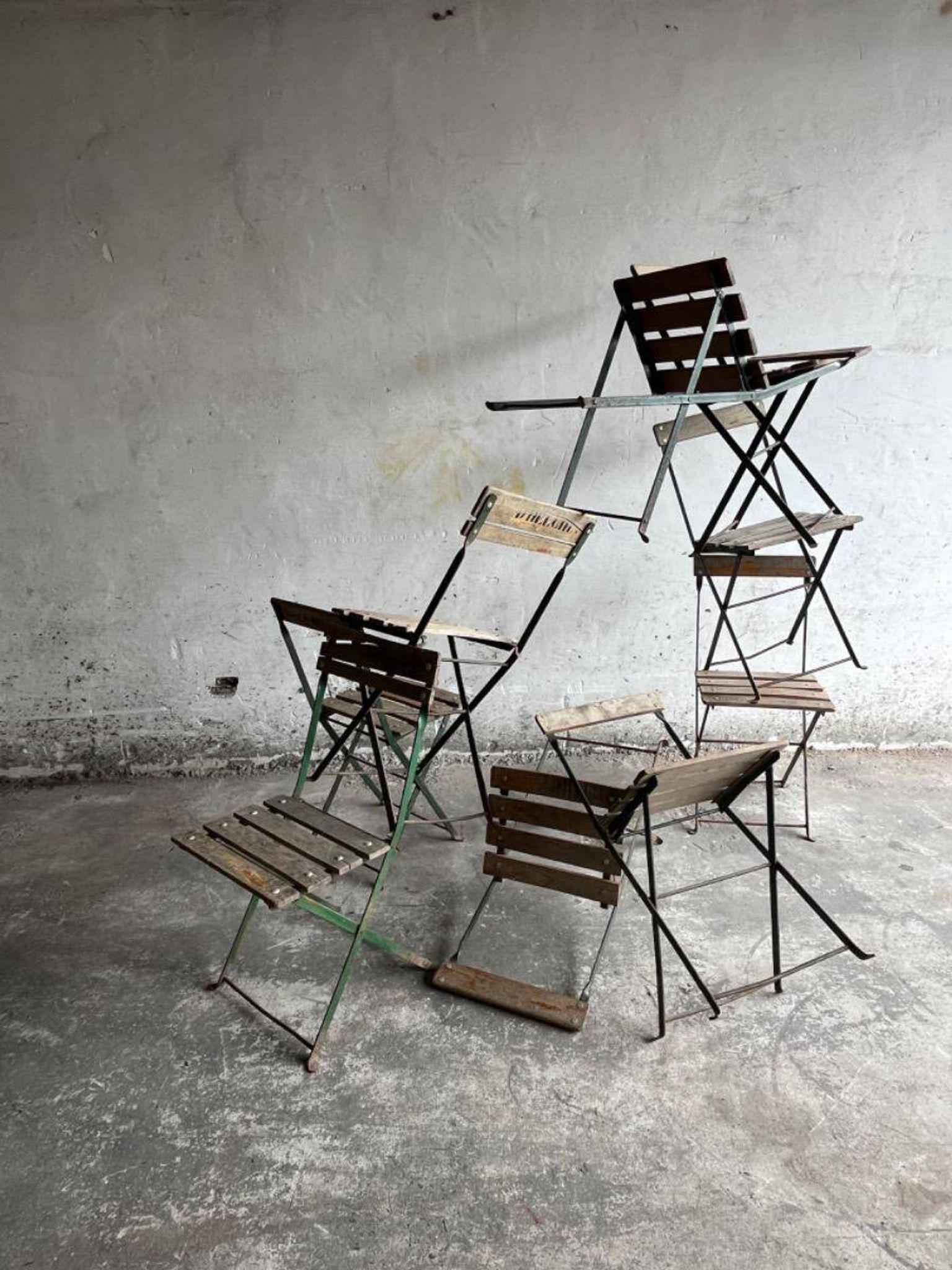 Vintage 1930 brewery terrace table with green metal and wooden folding chair