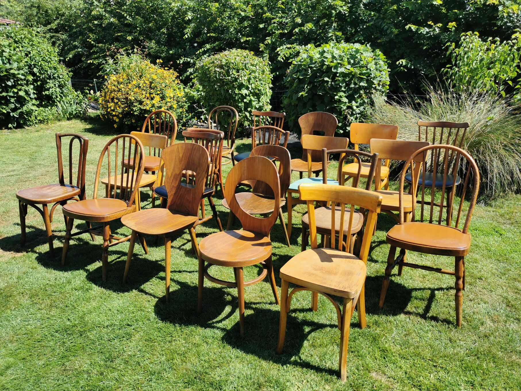 Lot de 20 chaises bistrot dépareillées