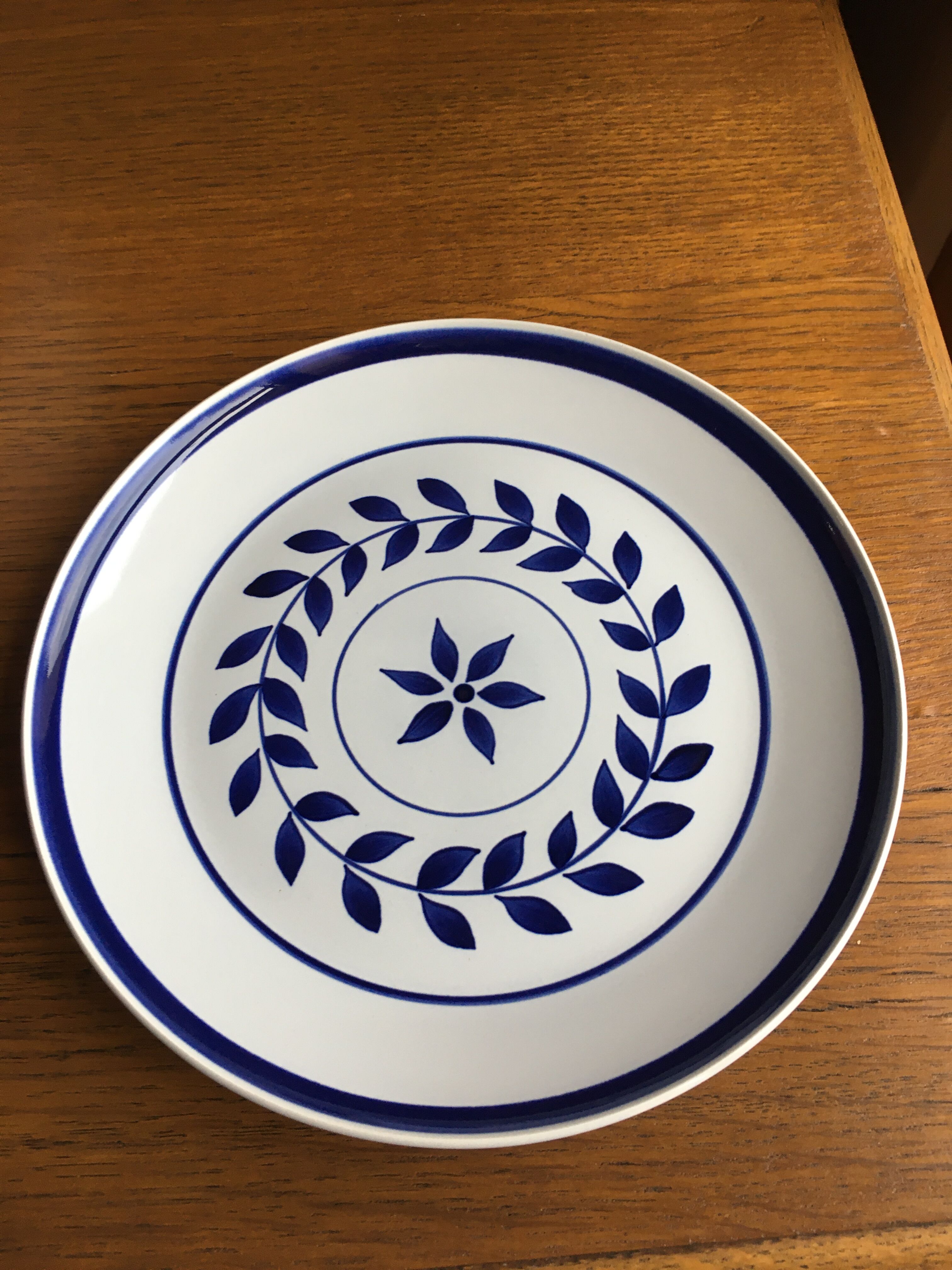 Suite of 9 Salins dessert plates