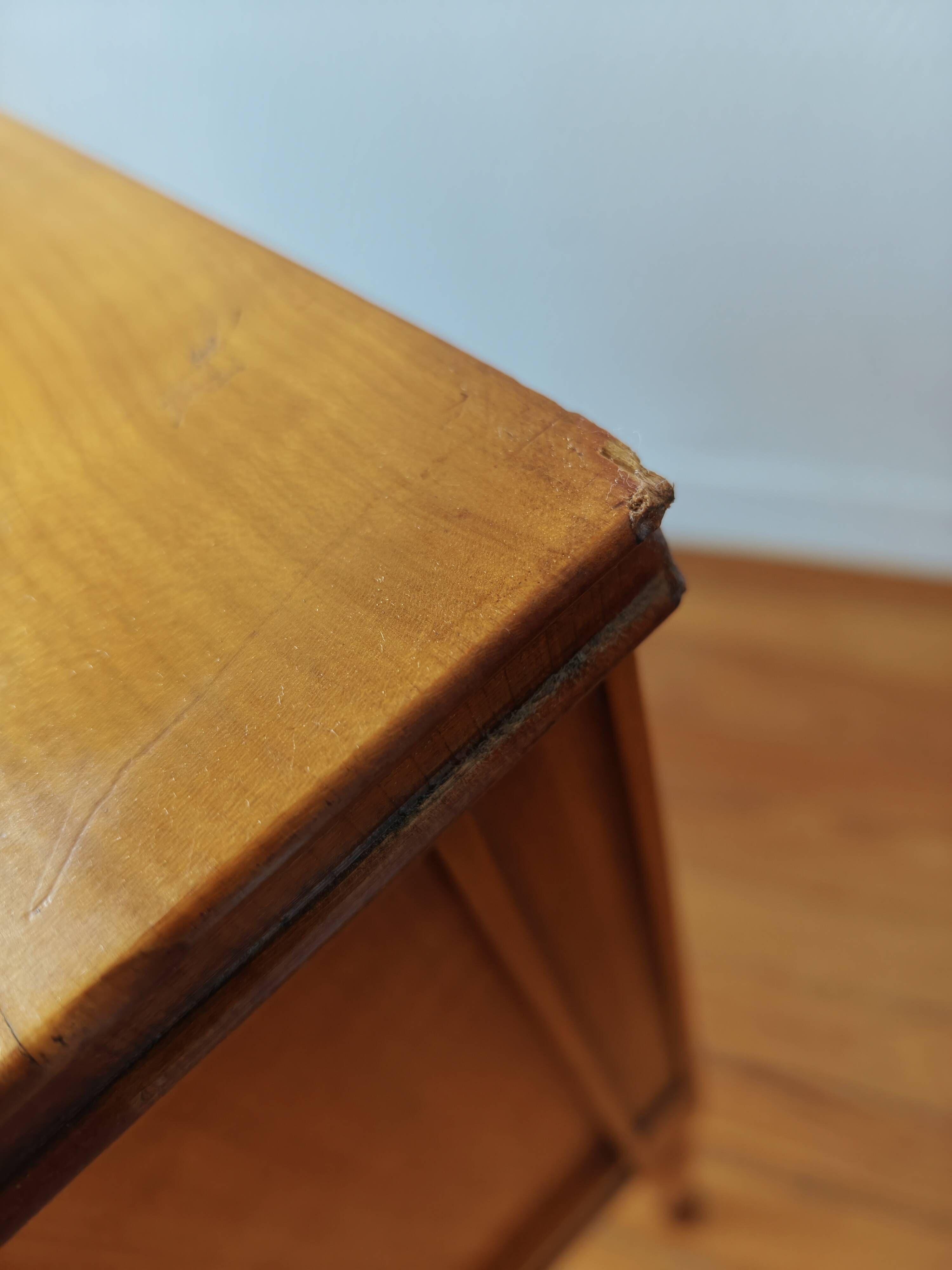 Paire de tables chevet françaises de style Louis XVI