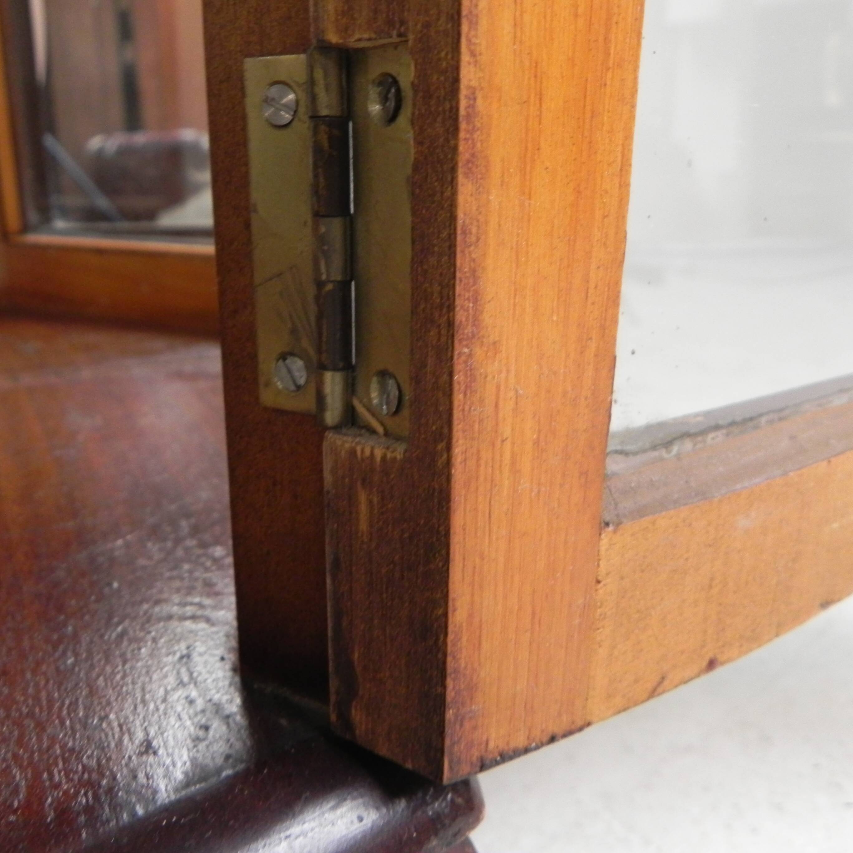 English Art Deco display cabinet on ornate legs, 1930s