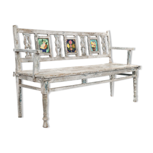 banc en bois avec 3 carreaux