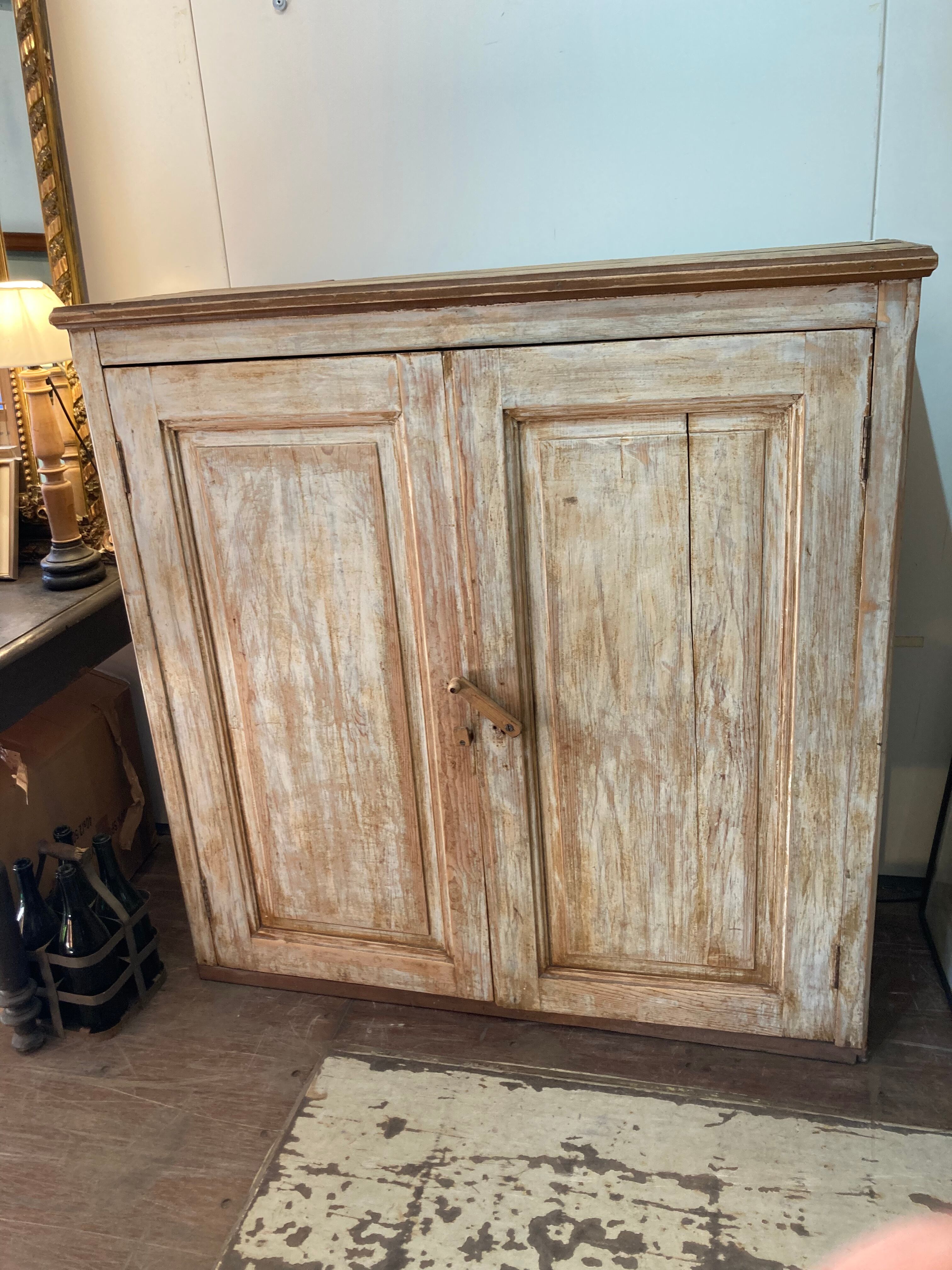 Trade furniture 2 doors patinated