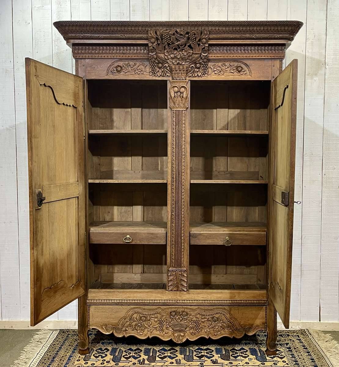 Armoire de mariage Normande sculptée en chêne clair du 19ème siècle