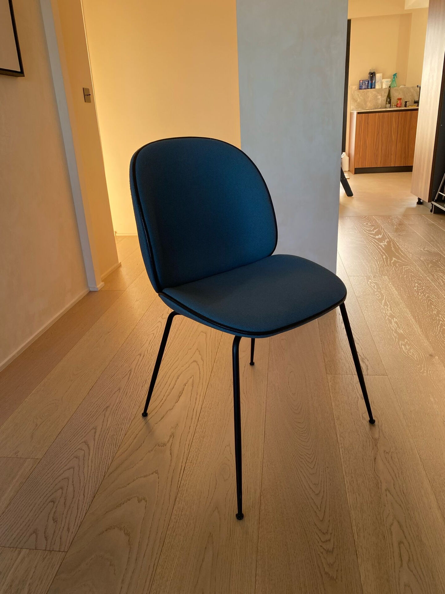Chaises Gubi, Beetle bleu