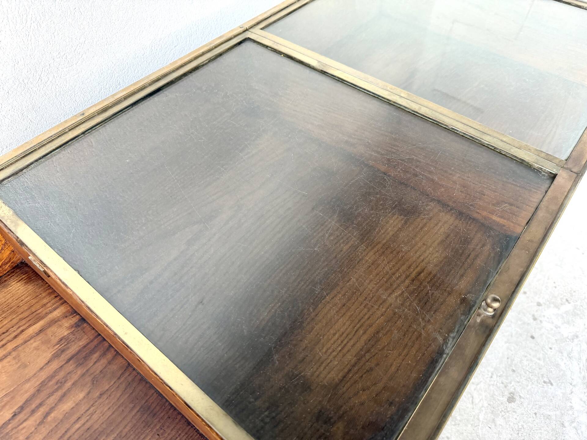 Oak and brass-mounted display cabinet on legs – Circa 1950