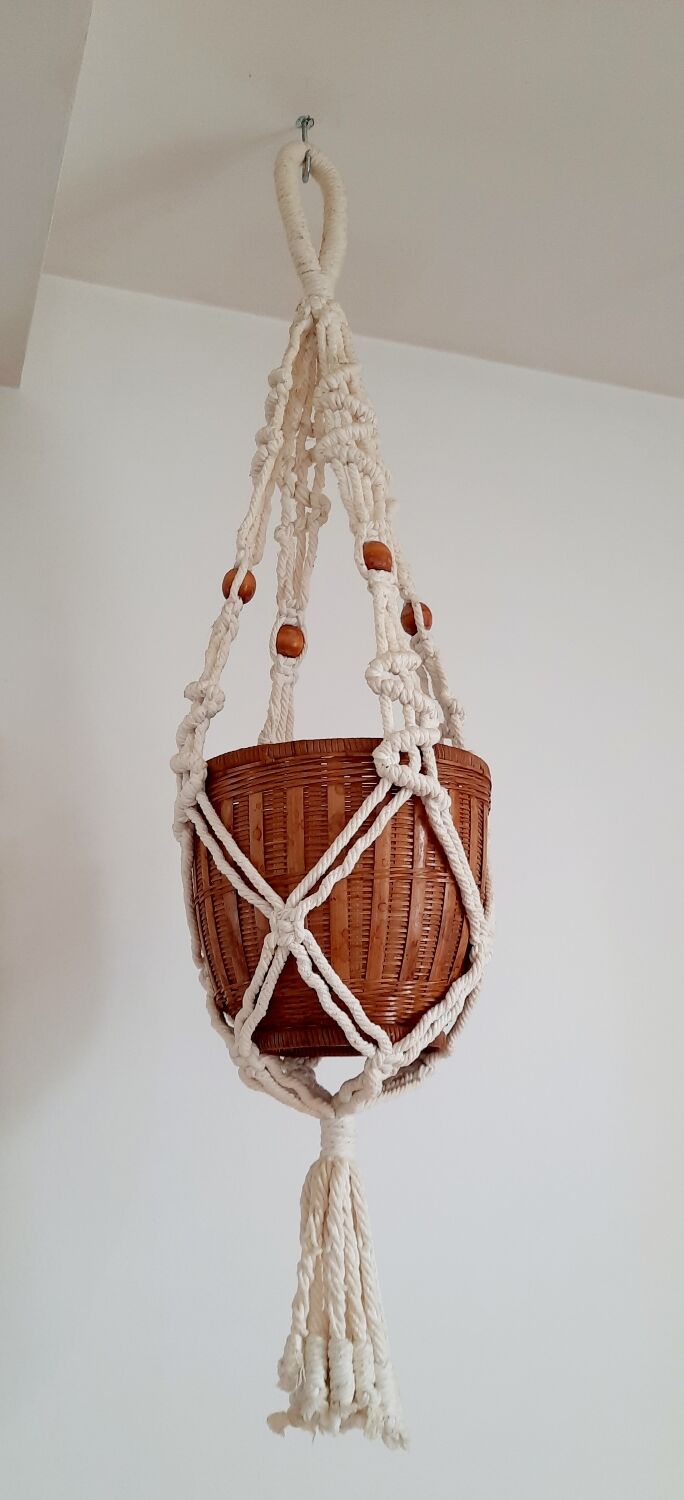 Suspension in macrame plant holder