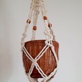 Suspension in macrame plant holder