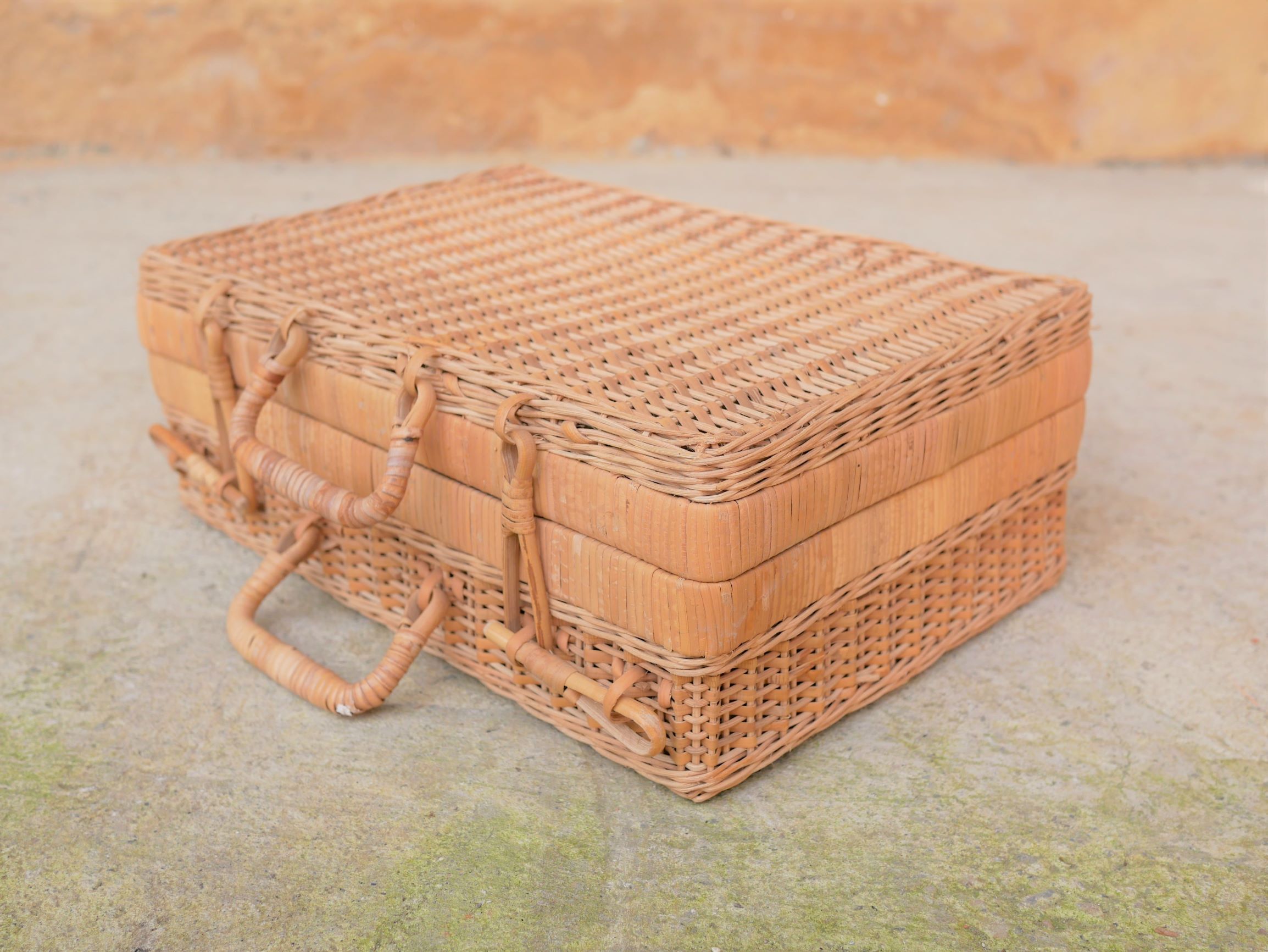 Vintage rattan case