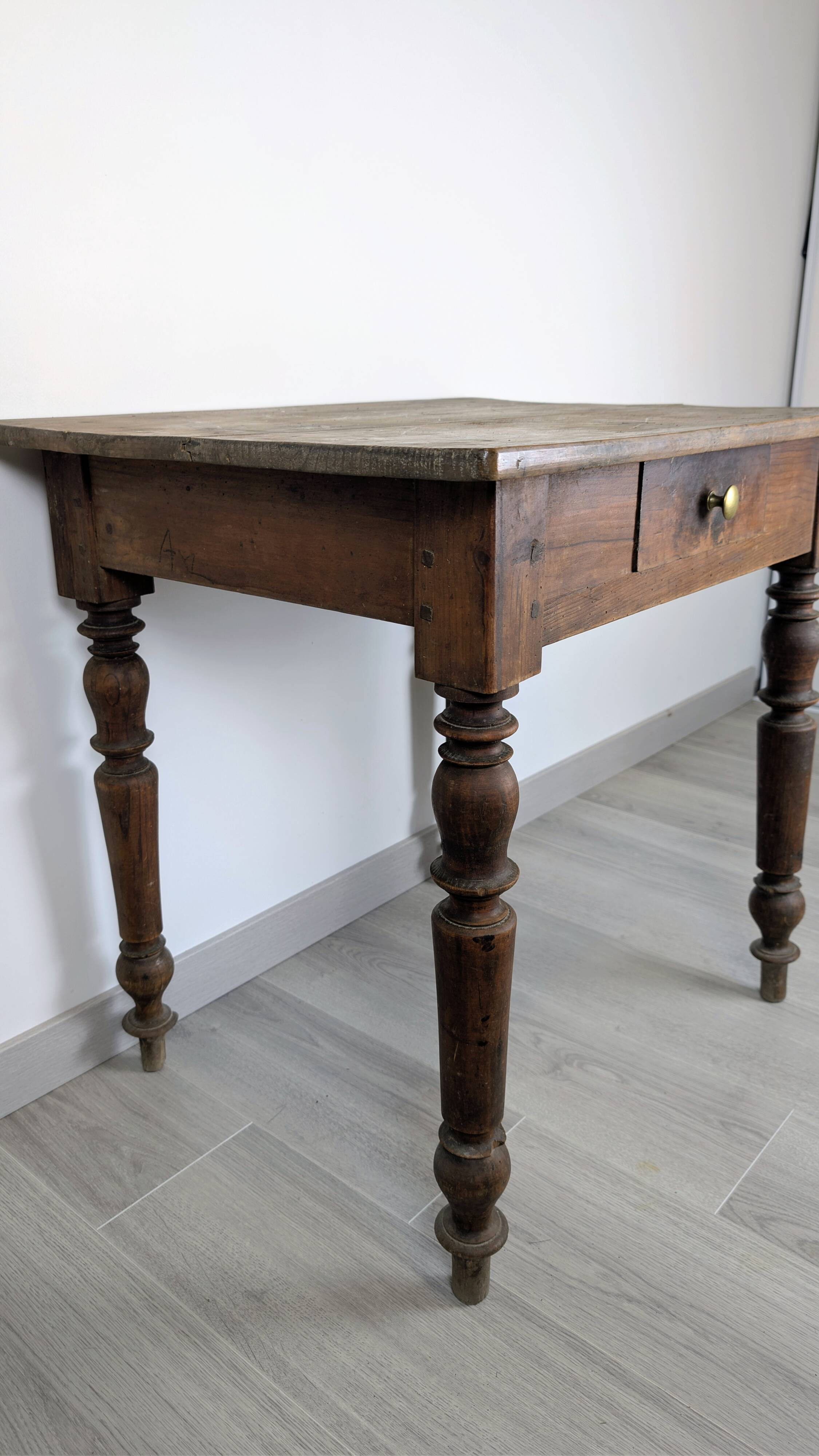 Writing table Napoleon III in solid wood – Authentic charm of the 19th century