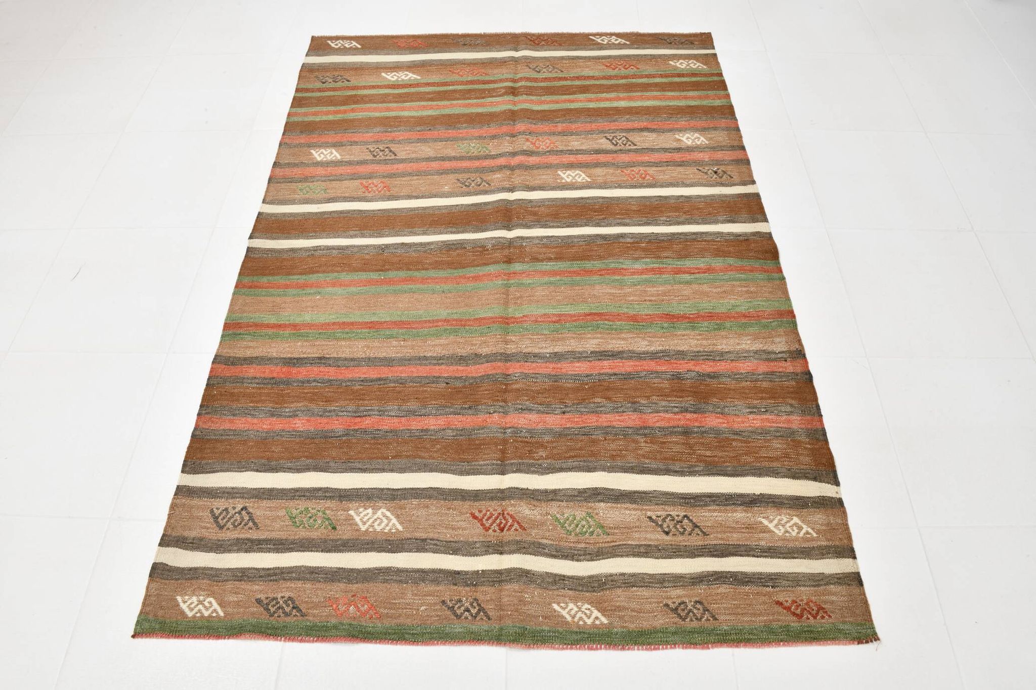 Tapis Kilim Vintage – Rayures Naturelles aux Tons Terreux, 136x195 Cm
