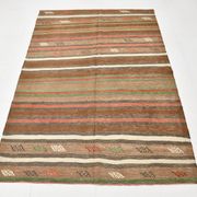 Tapis Kilim Vintage – Rayures Naturelles aux Tons Terreux, 136x195 Cm