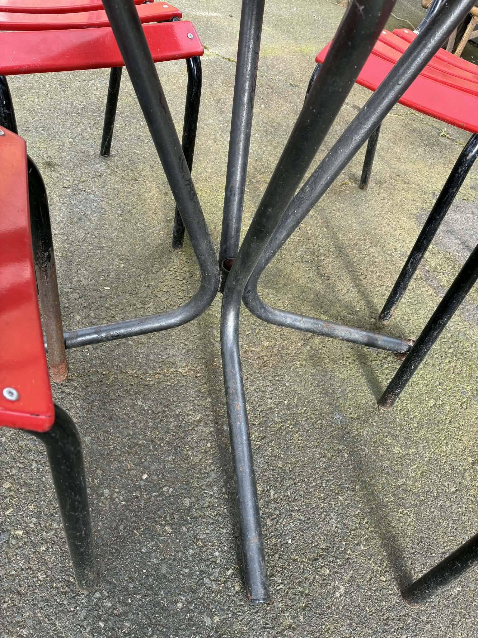 Set of 4 garden chairs and 1 table.