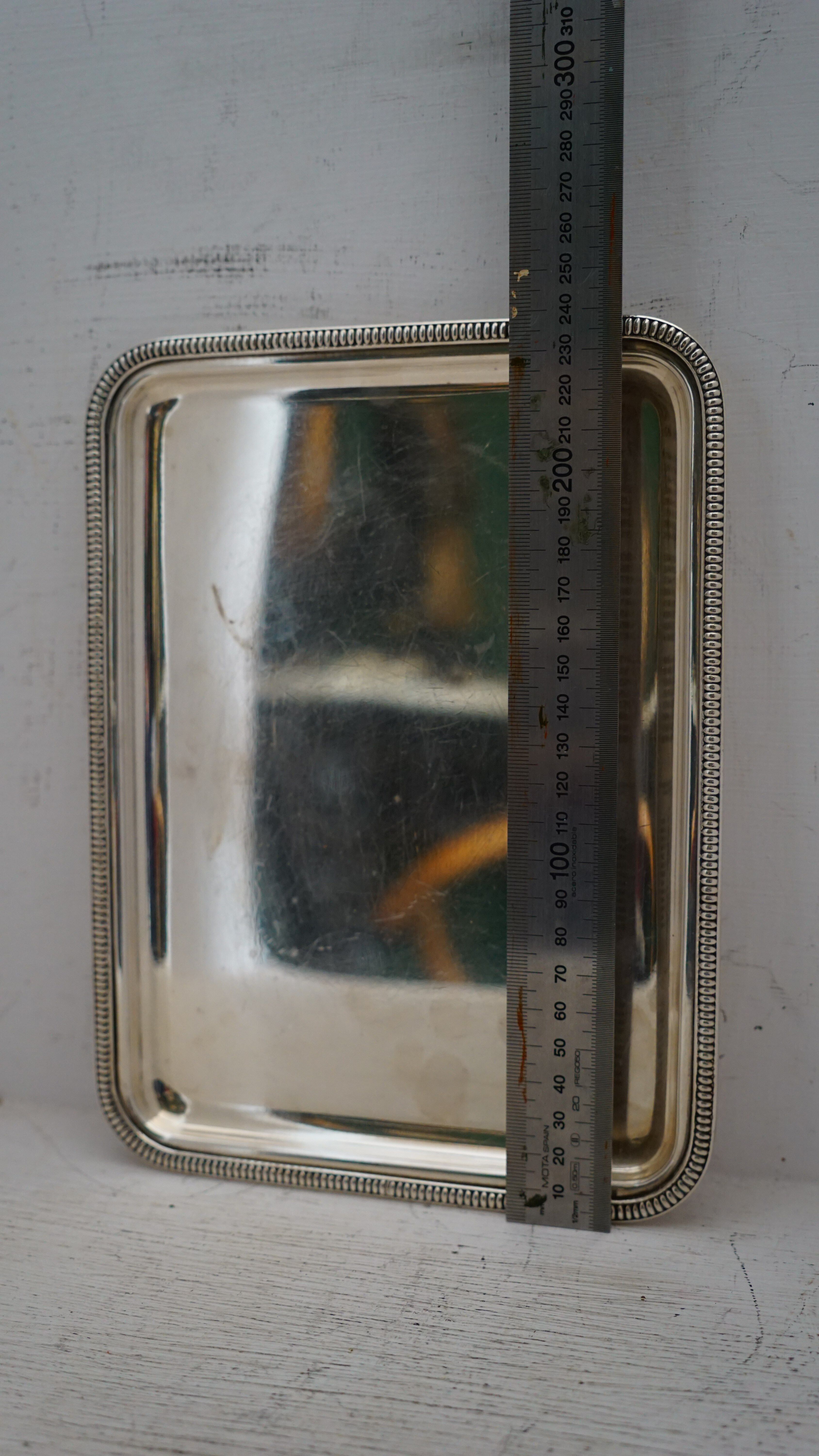 Duo of two small serving dishes