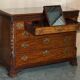 Commode George III vers 1770 en noyer par Thomas Chippendale