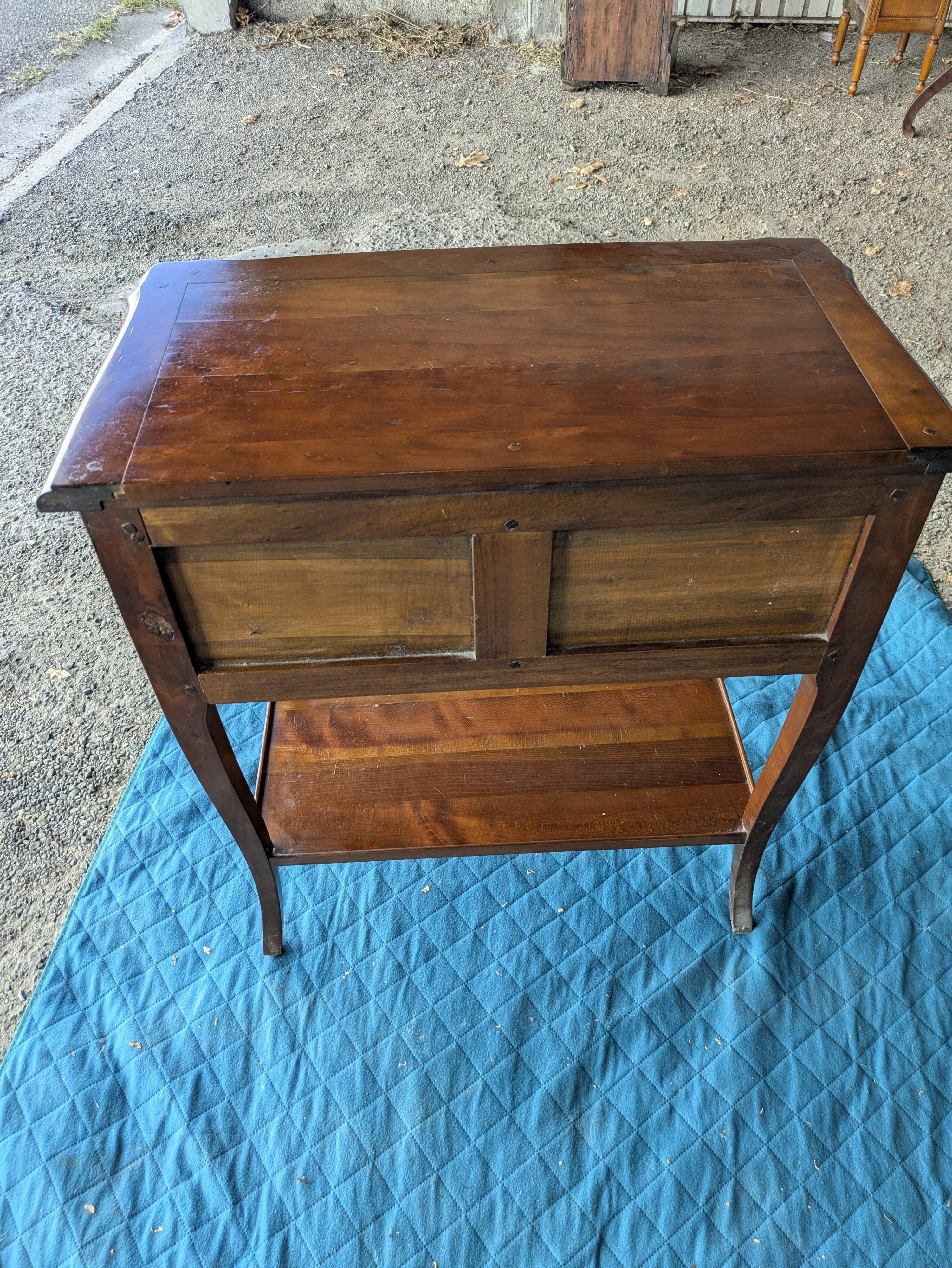 Guéridon en merisier style régence