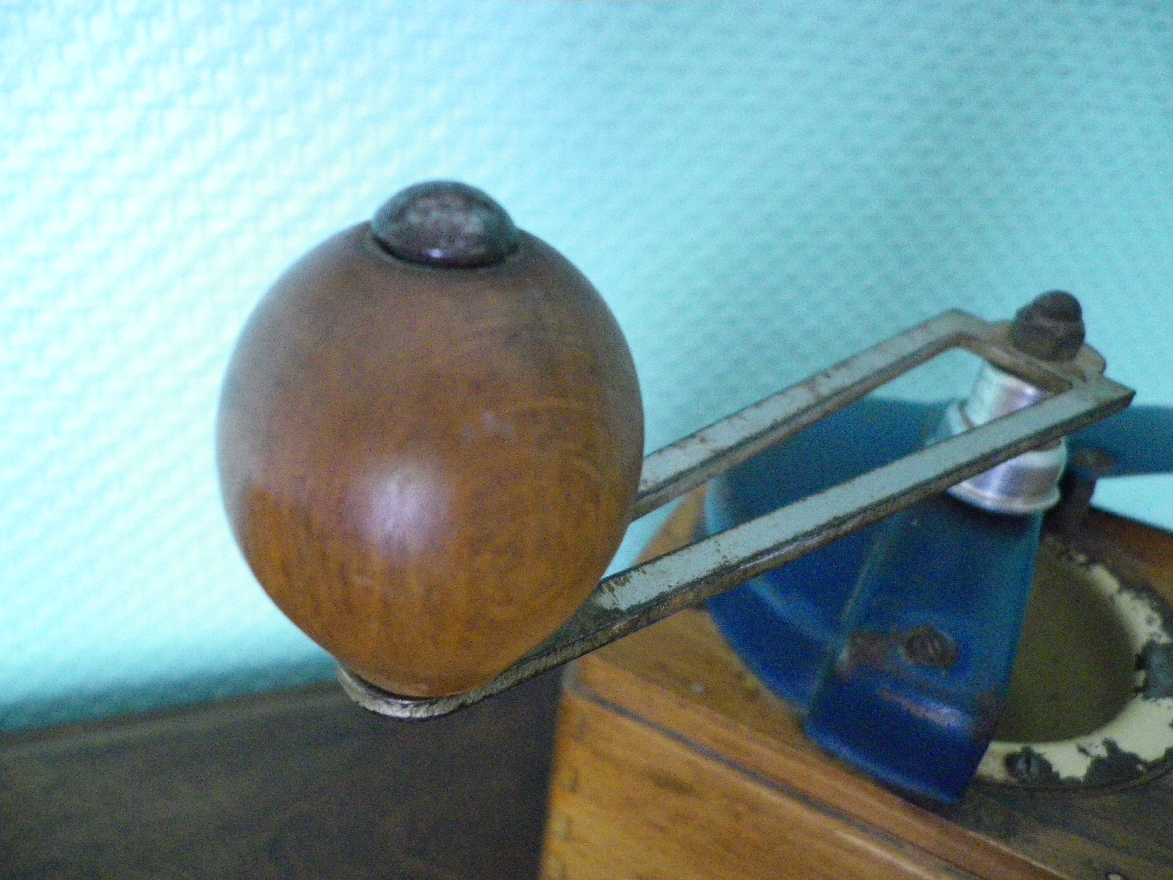 Ancien moulin à café manuel - Peugeot Frères - Bois, métal, métal bleu