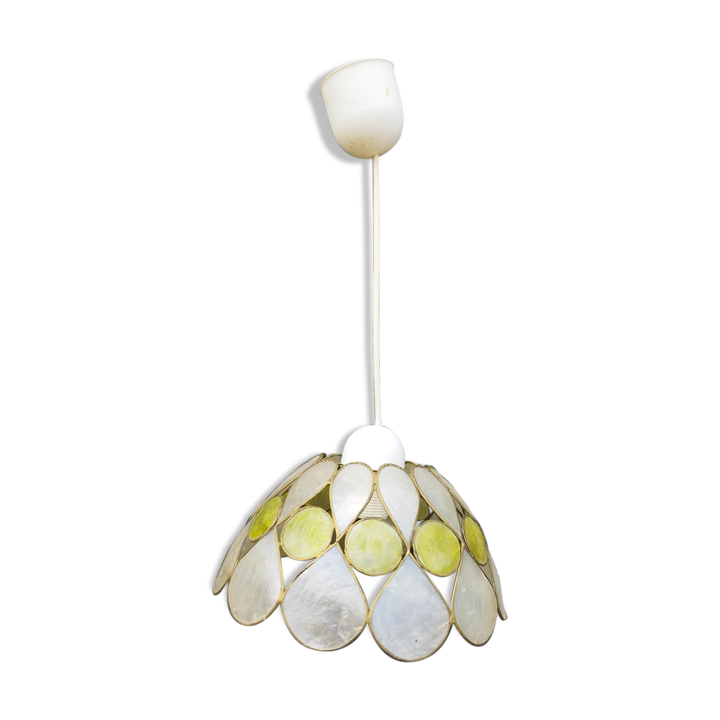 Mother-of-pearl lampshade suspension