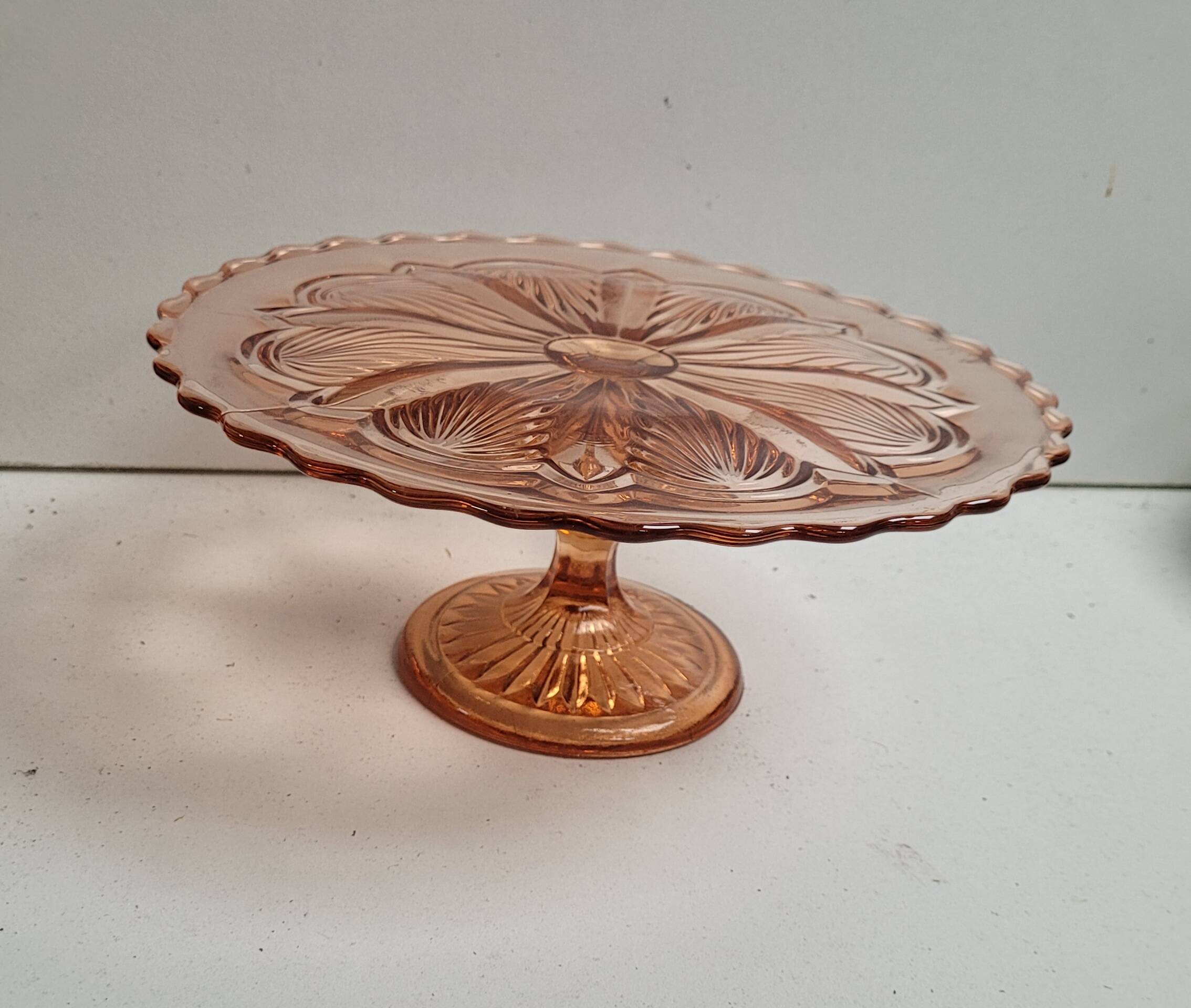 Cake dish on pink foot