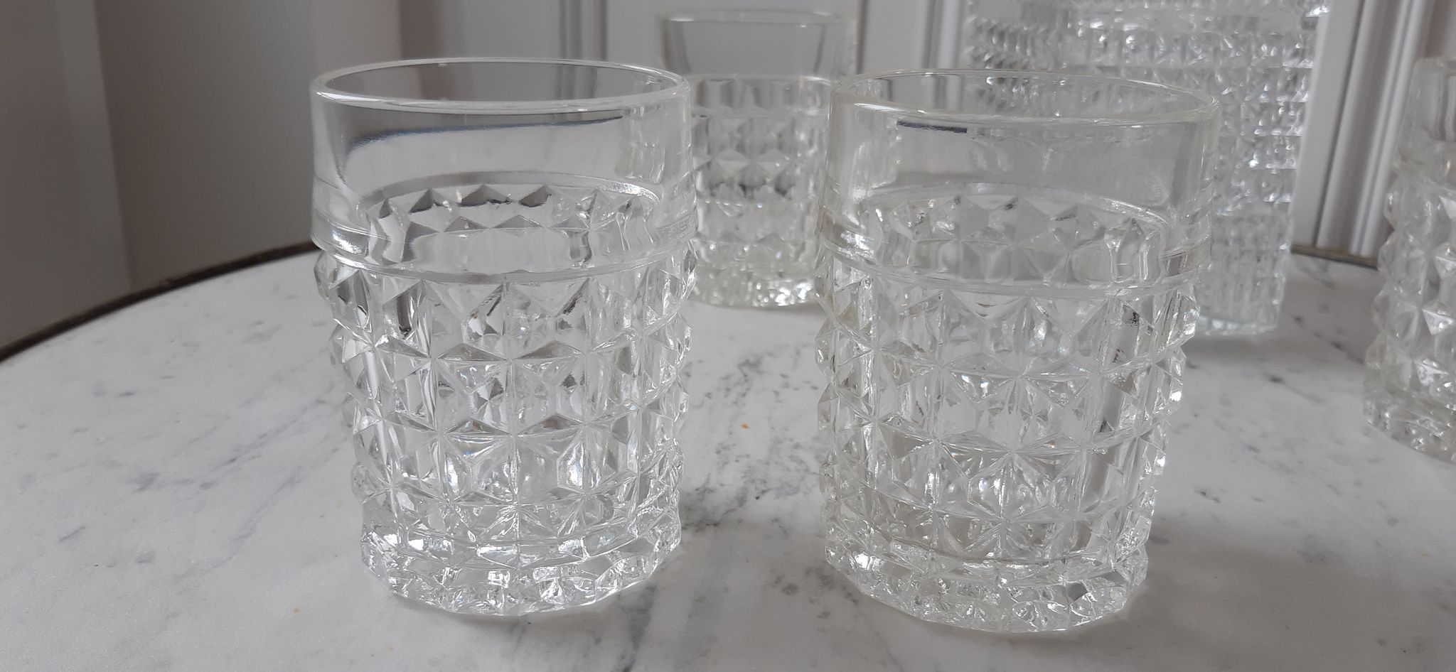 Set of whisky decanter and its 4 assorted glasses 70s