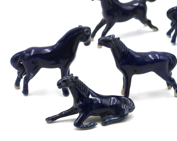 Chevaux du bonheur en porcelaine bleue, années 70