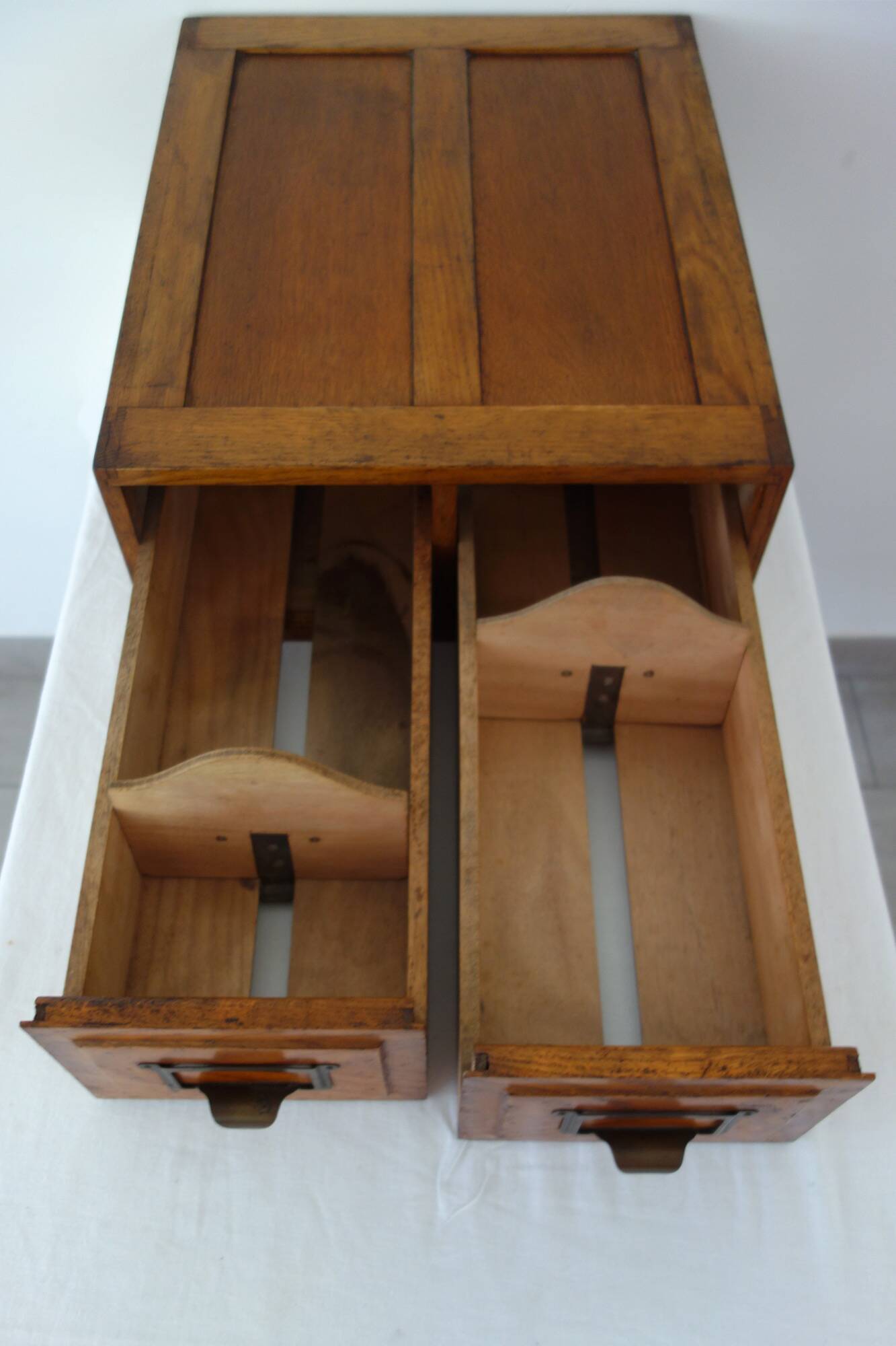 Vintage 2-drawer oak filing cabinet