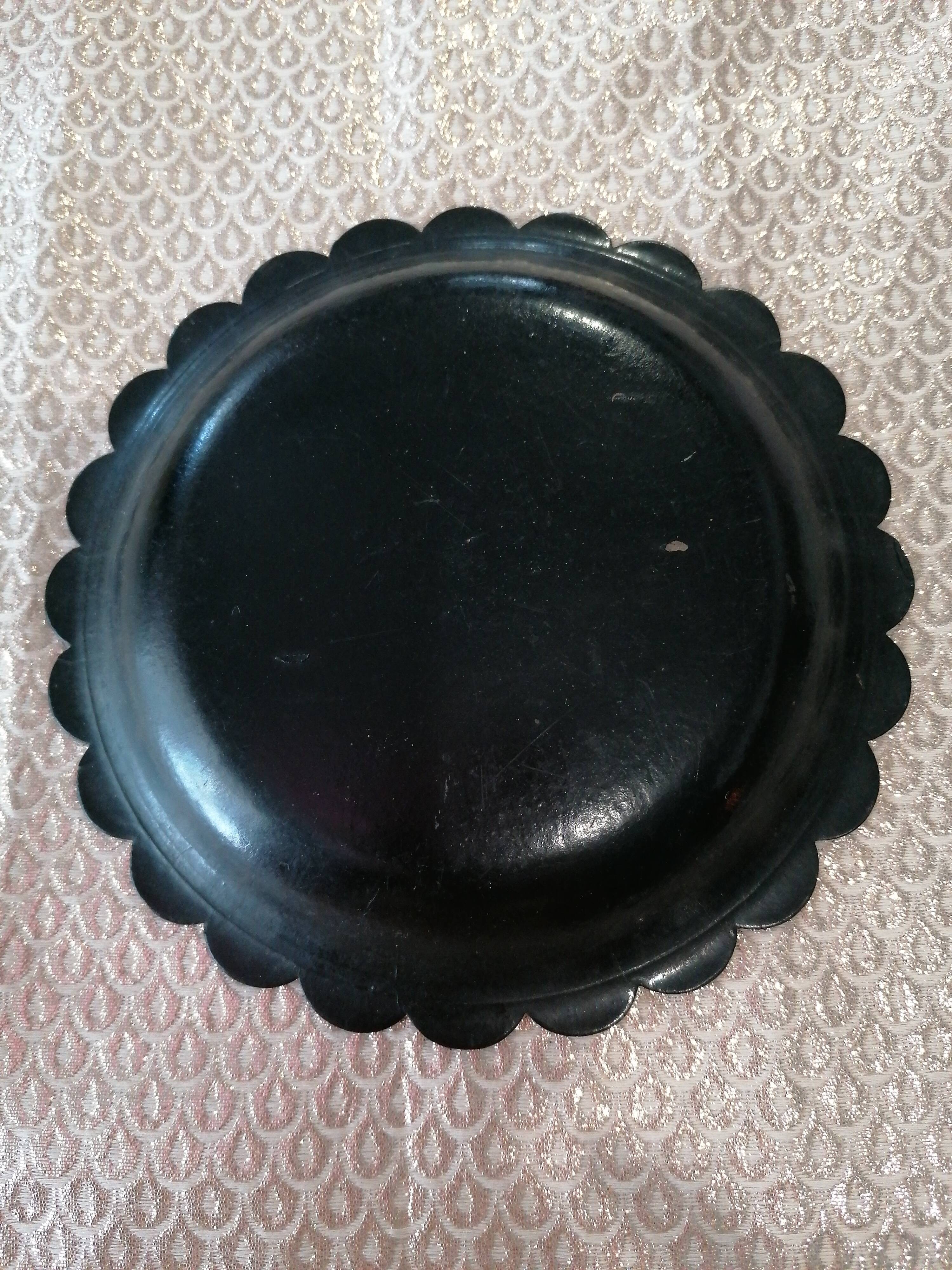 Black and gold lacquered Chinese bowl