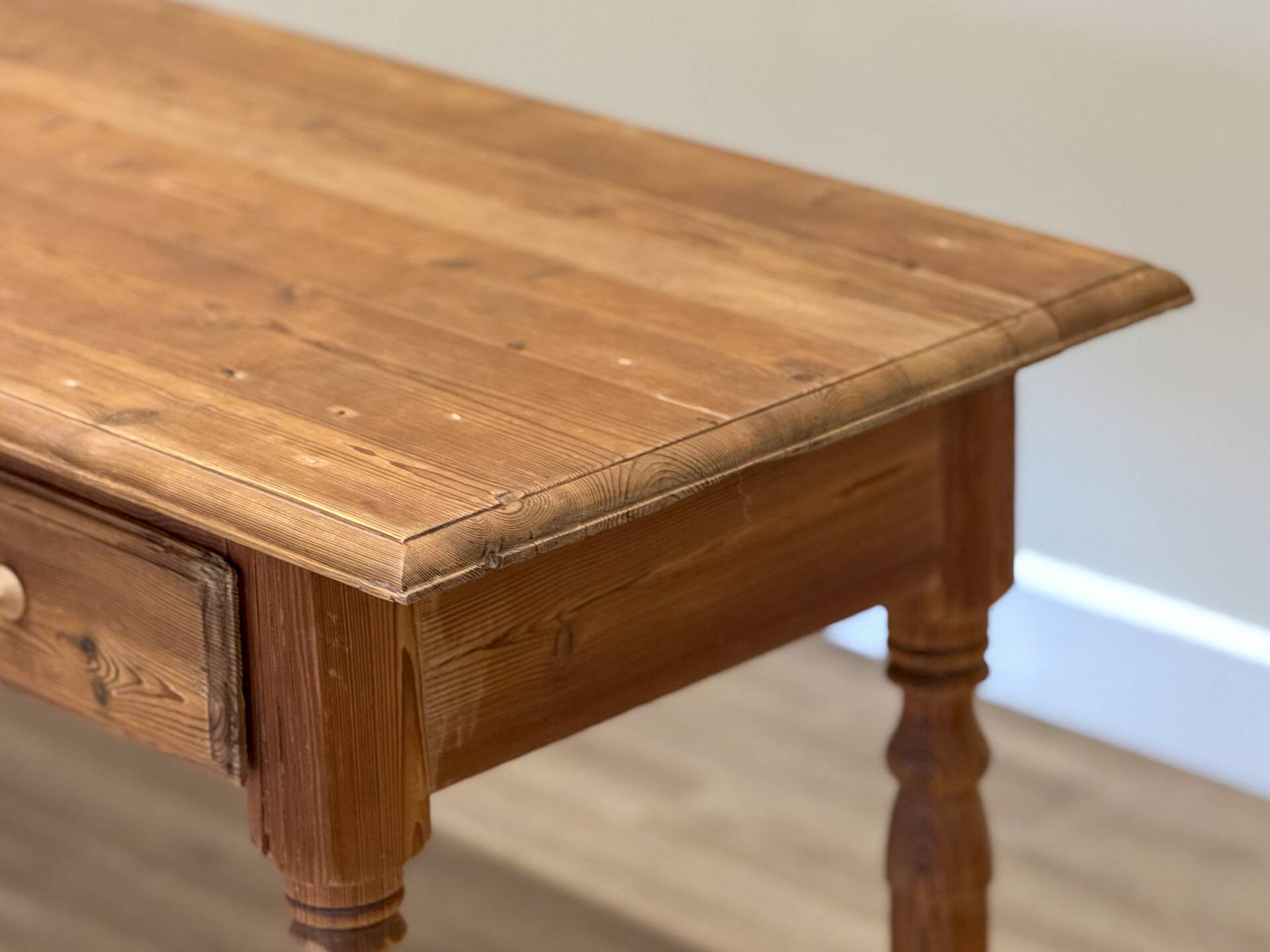 Console victorienne allongée en pin mélis méditerranéen — Fin du XIXe siècle